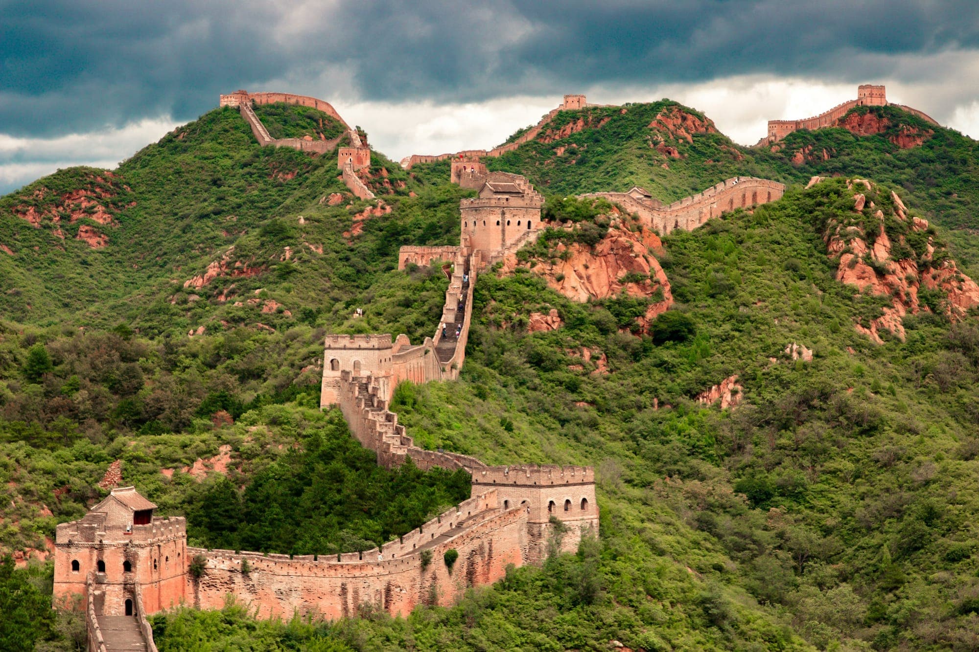 Die Chinesische Mauer über grünen Bergrücken