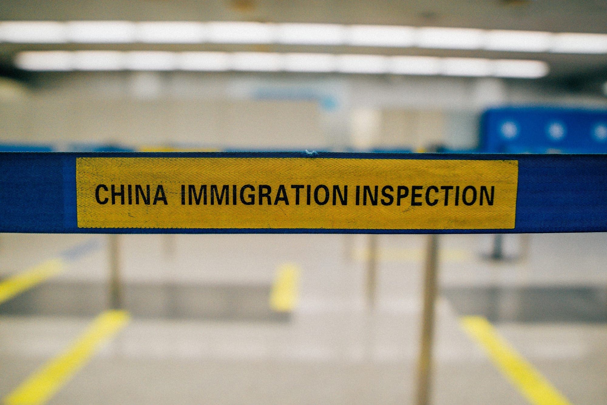 Das Schild der Einreisekontrolle an einem Flughafen in Peking