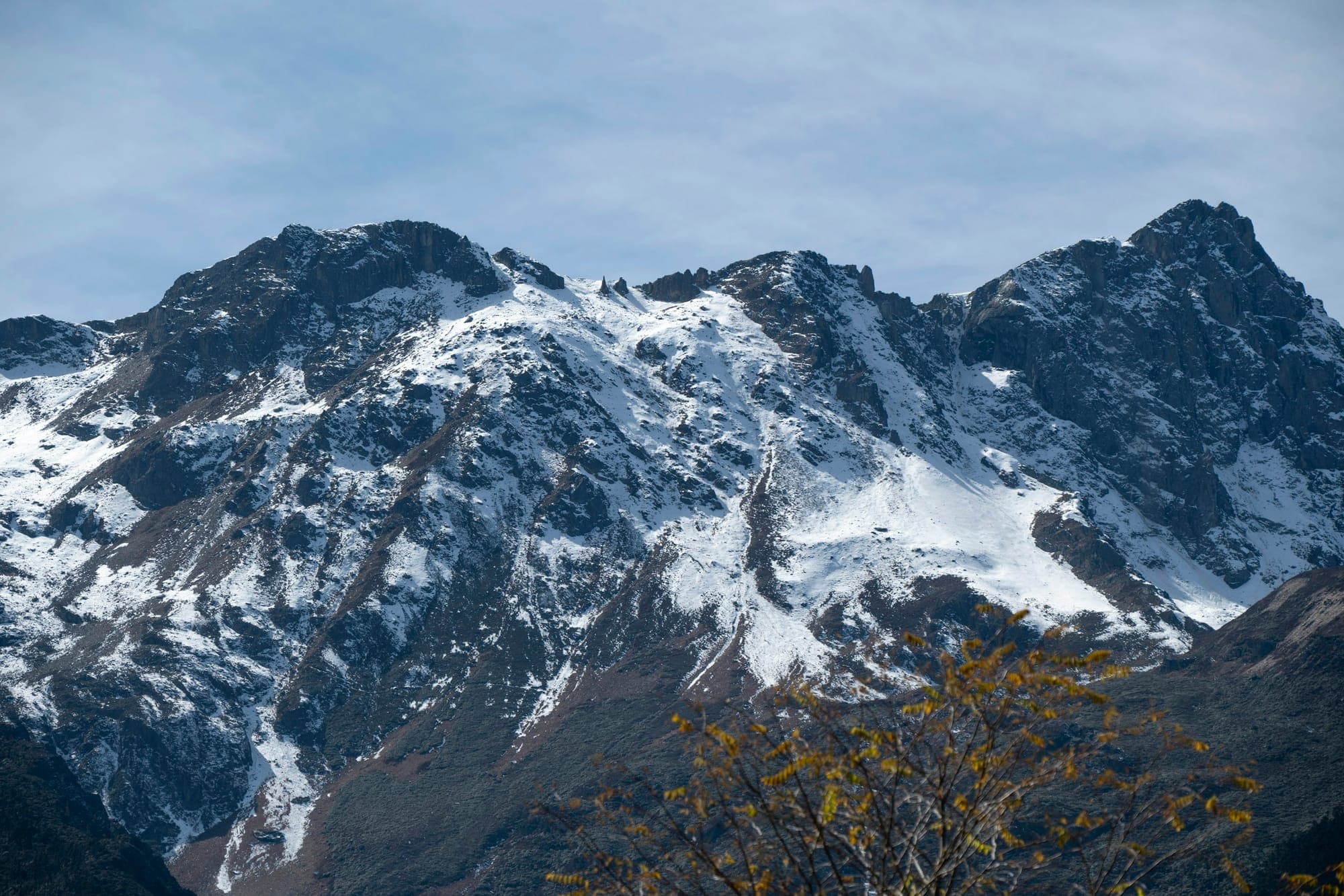 Pics striés de neige du Baima Snow Mountain, Deqin, Yunnan