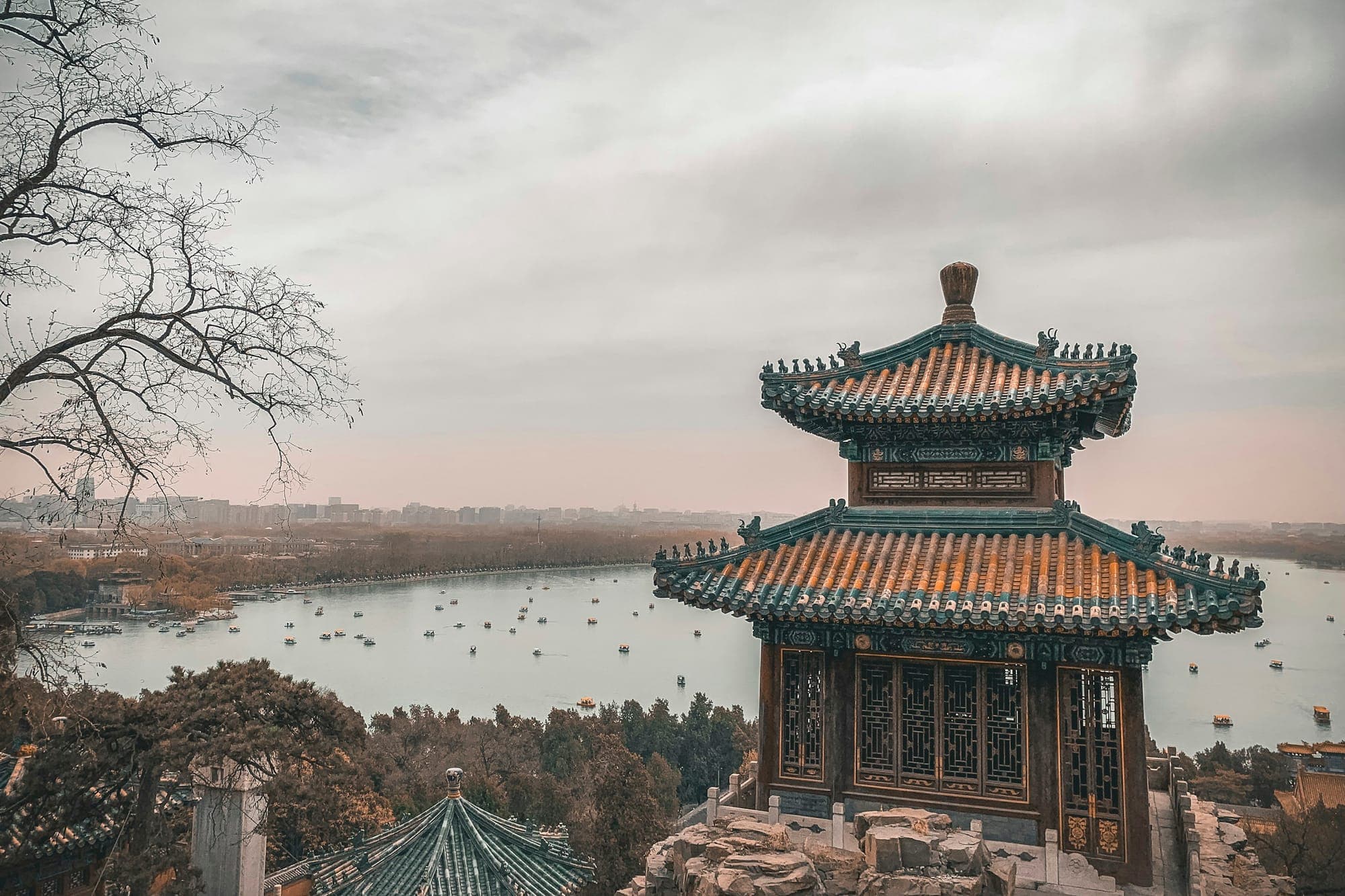 Ein Pavillon über dem Kunming-See im Sommerpalast von Peking