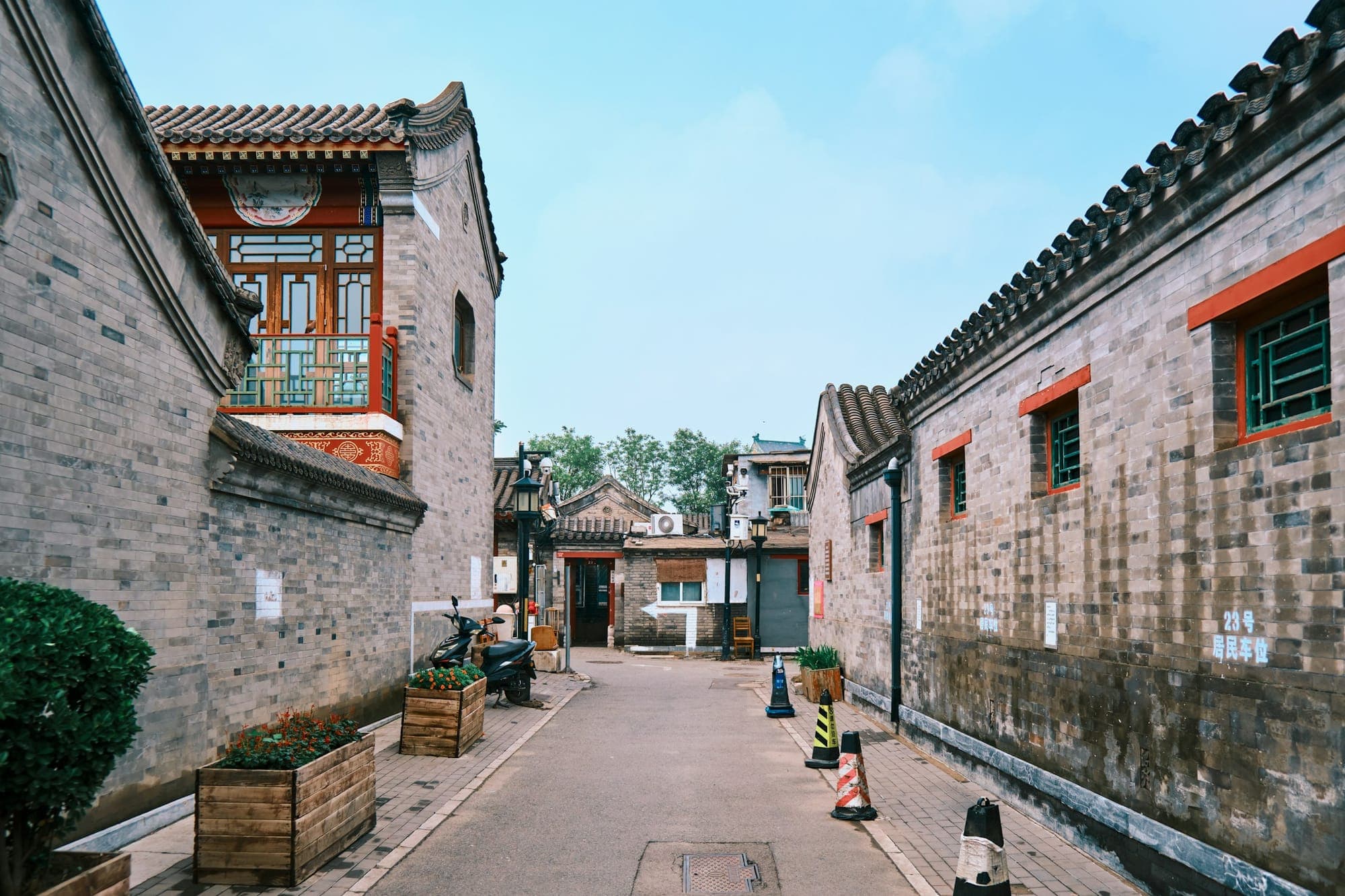 Un tranquillo vicolo hutong con mattoni grigi vicino a Shichahai, Pechino