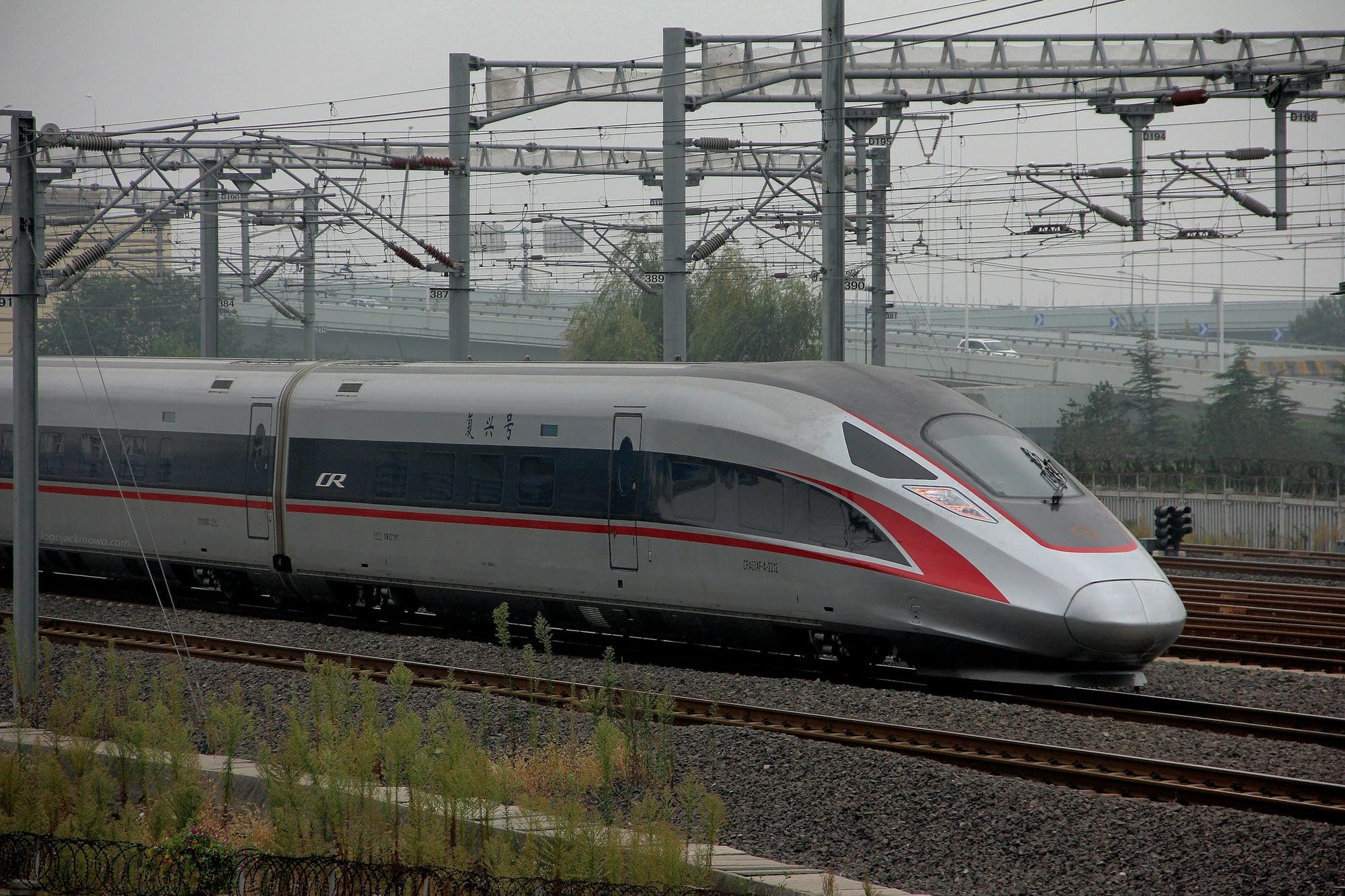 Ein Fuxing-Hochgeschwindigkeitszug an einem Bahnsteig