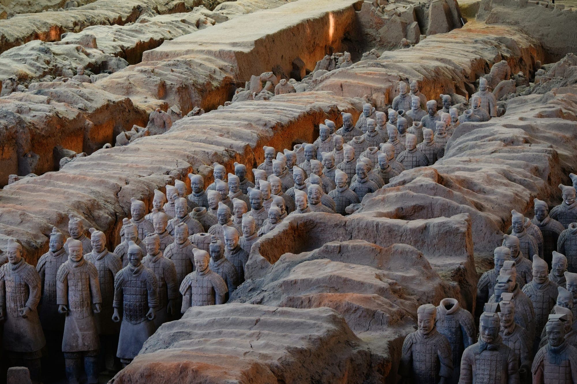 Rangées de guerriers en terre cuite dans une fosse de fouille, Xi'an