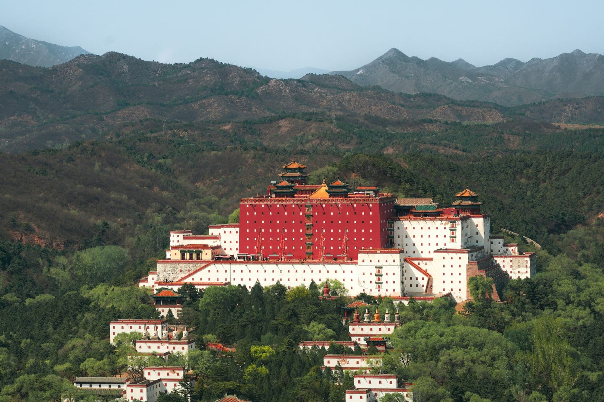 Temple de style tibétain aux murs rouges sur une colline à Chengde, dans le Hebei