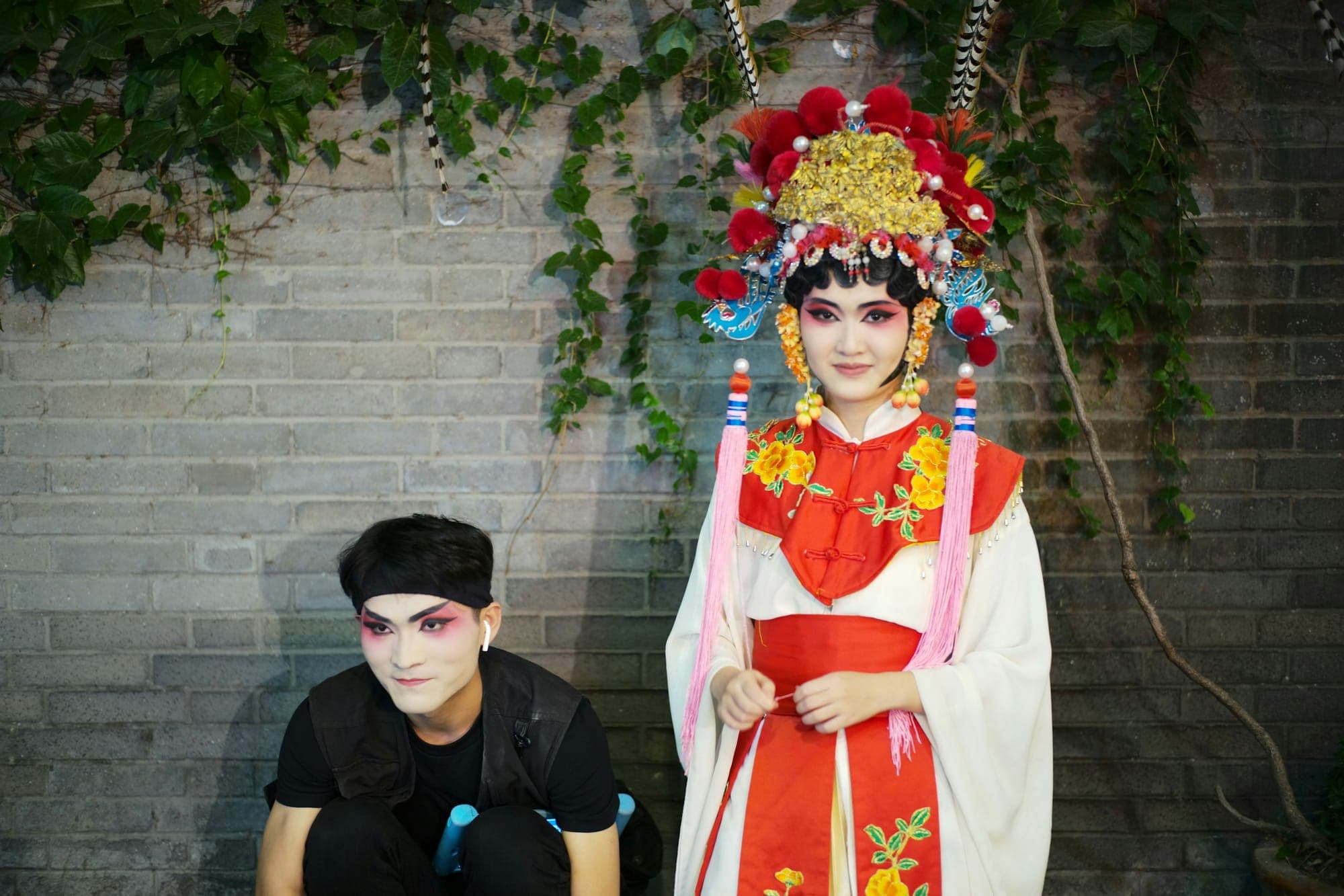 Deux artistes d'opéra chinois maquillés, dont un en costume complet, dans Kuanzhai Alley à Chengdu