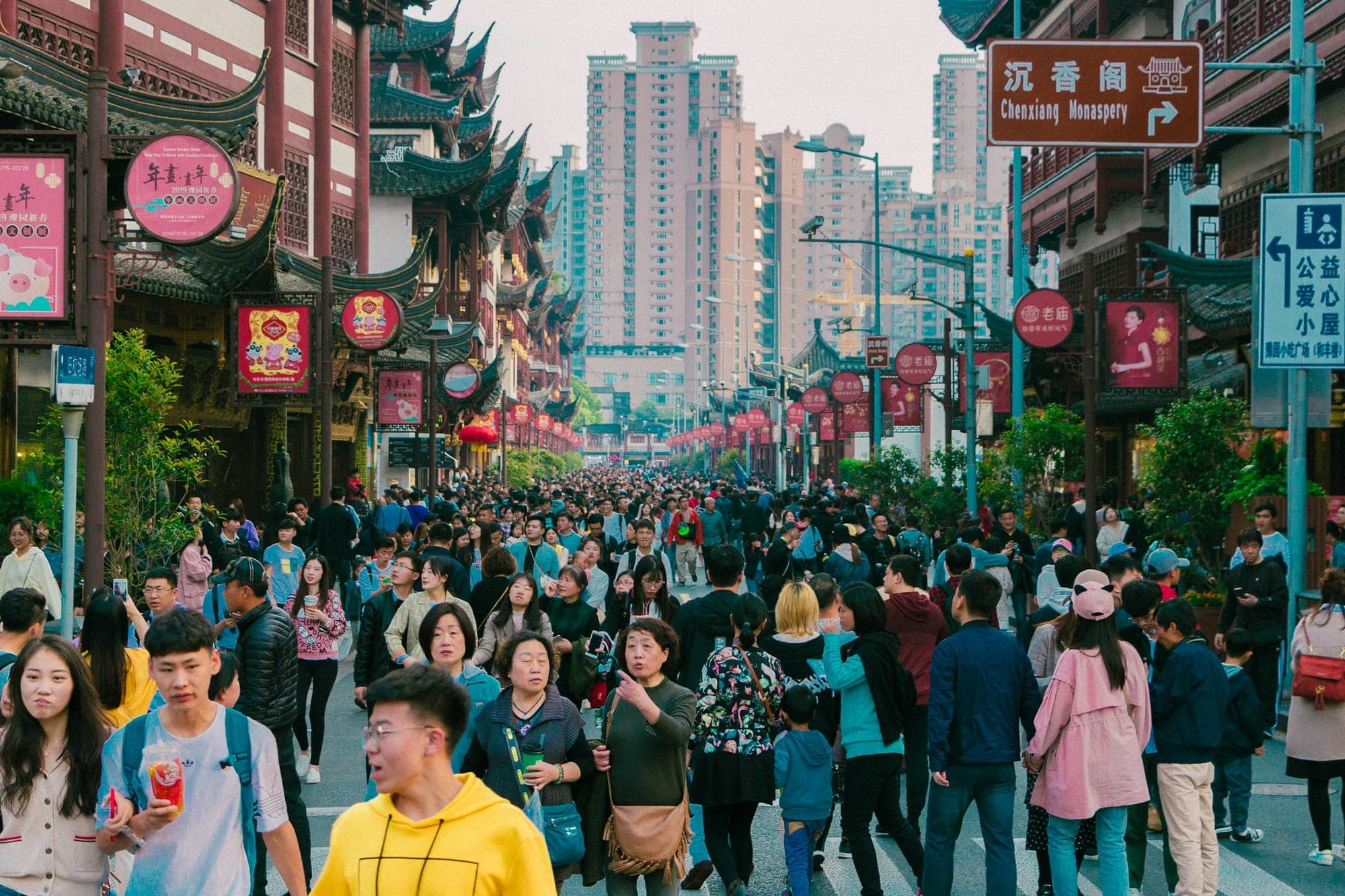 Folla su una vivace strada commerciale nel centro storico di Shanghai