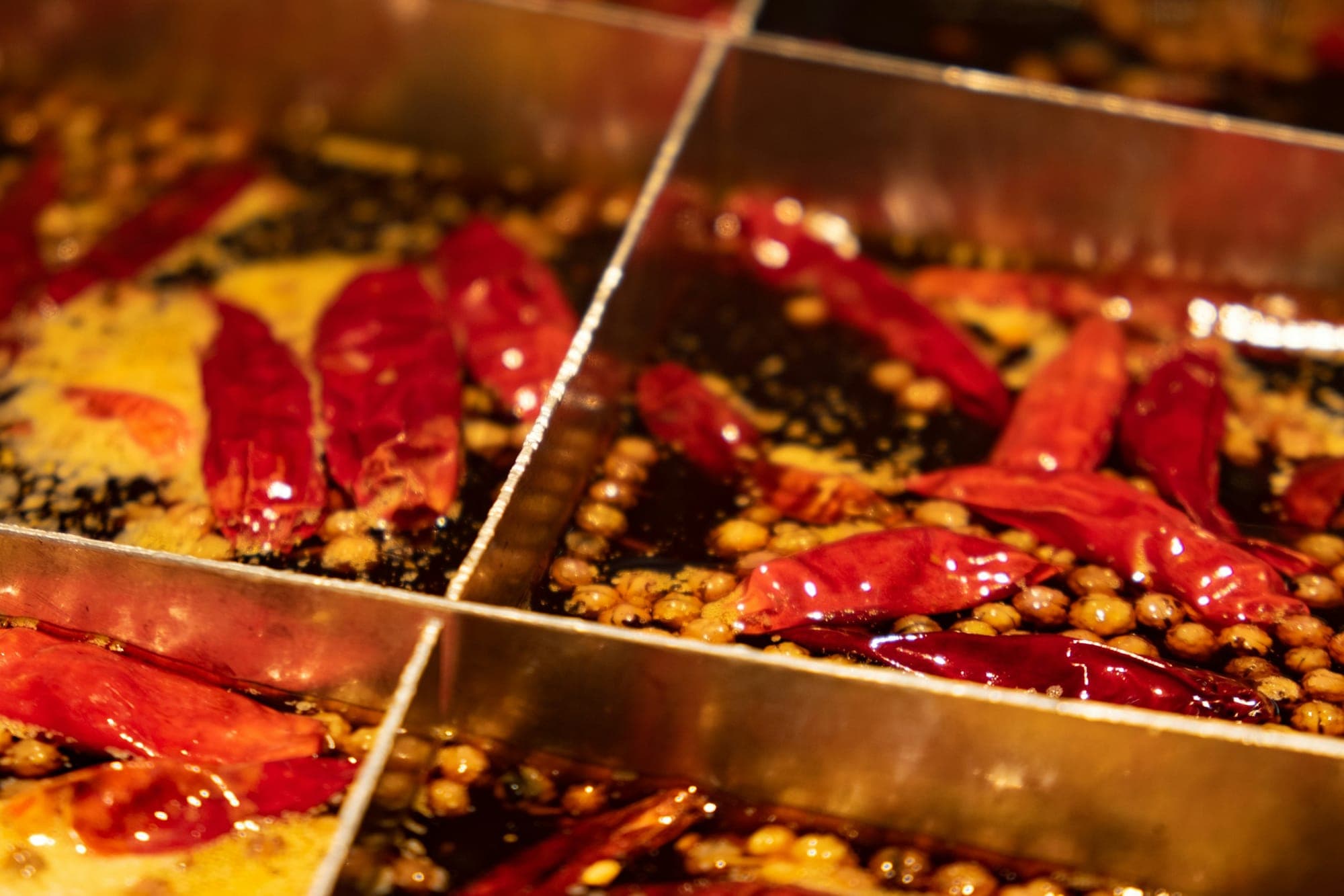 Getrocknete Chilis in einem Chongqing-Hot-Pot mit unterteiltem Topf
