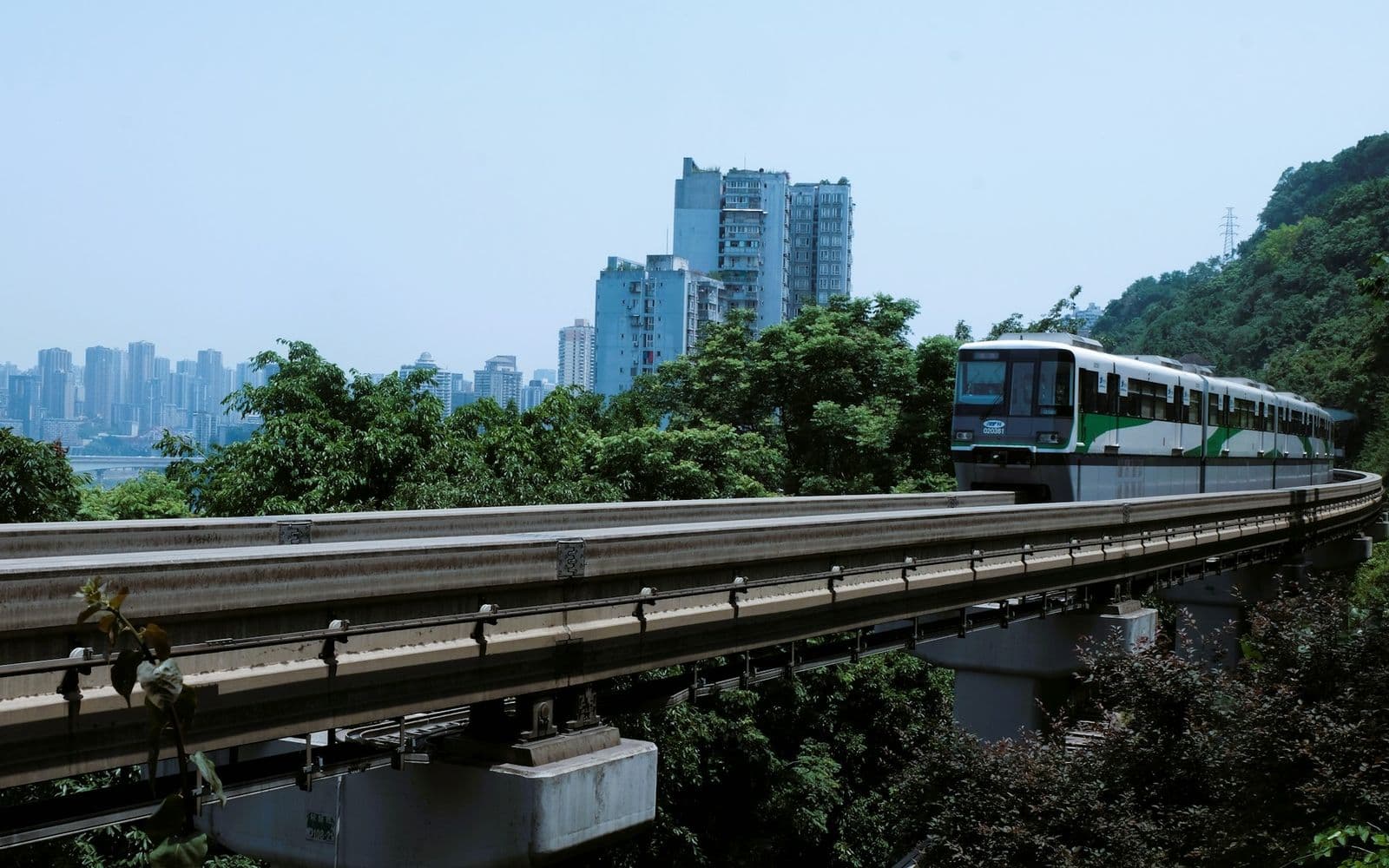Ein Monorail-Zug der Chongqing Rail Transit Line 2 auf einer Hochstrecke nahe dem Fotuguan Park