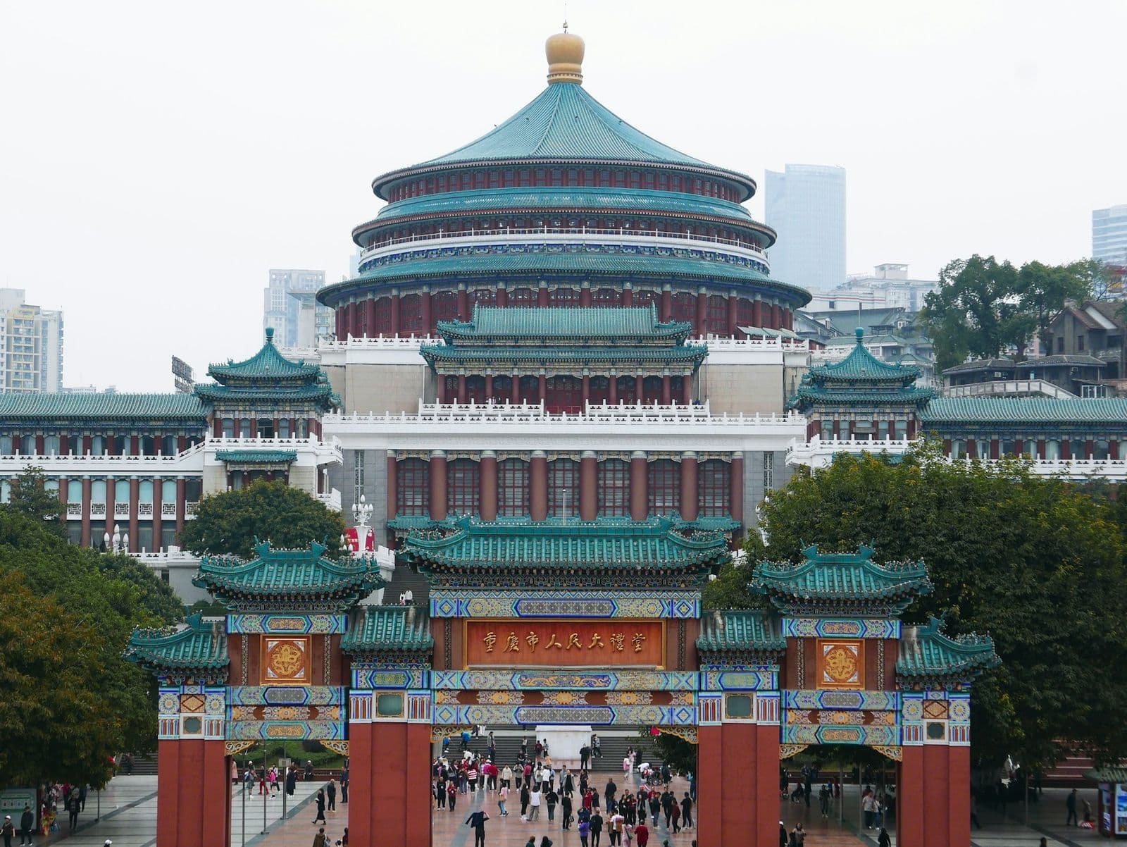 La cupola del People's Auditorium sopra il suo ingresso, Yuzhong, Chongqing