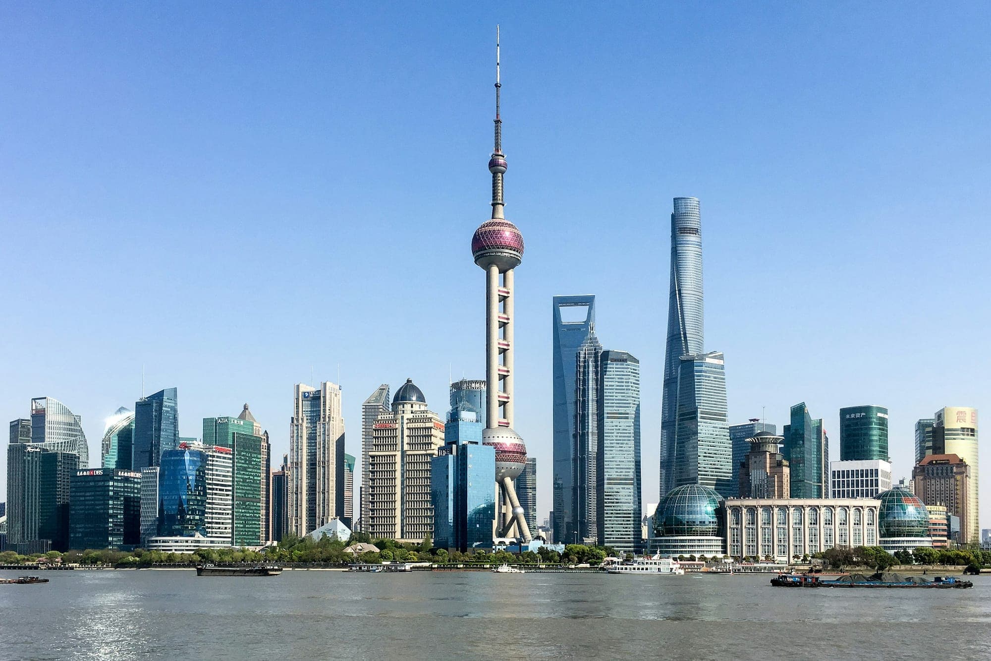 La skyline de Pudong et la tour Oriental Pearl au bord du Huangpu, Shanghai