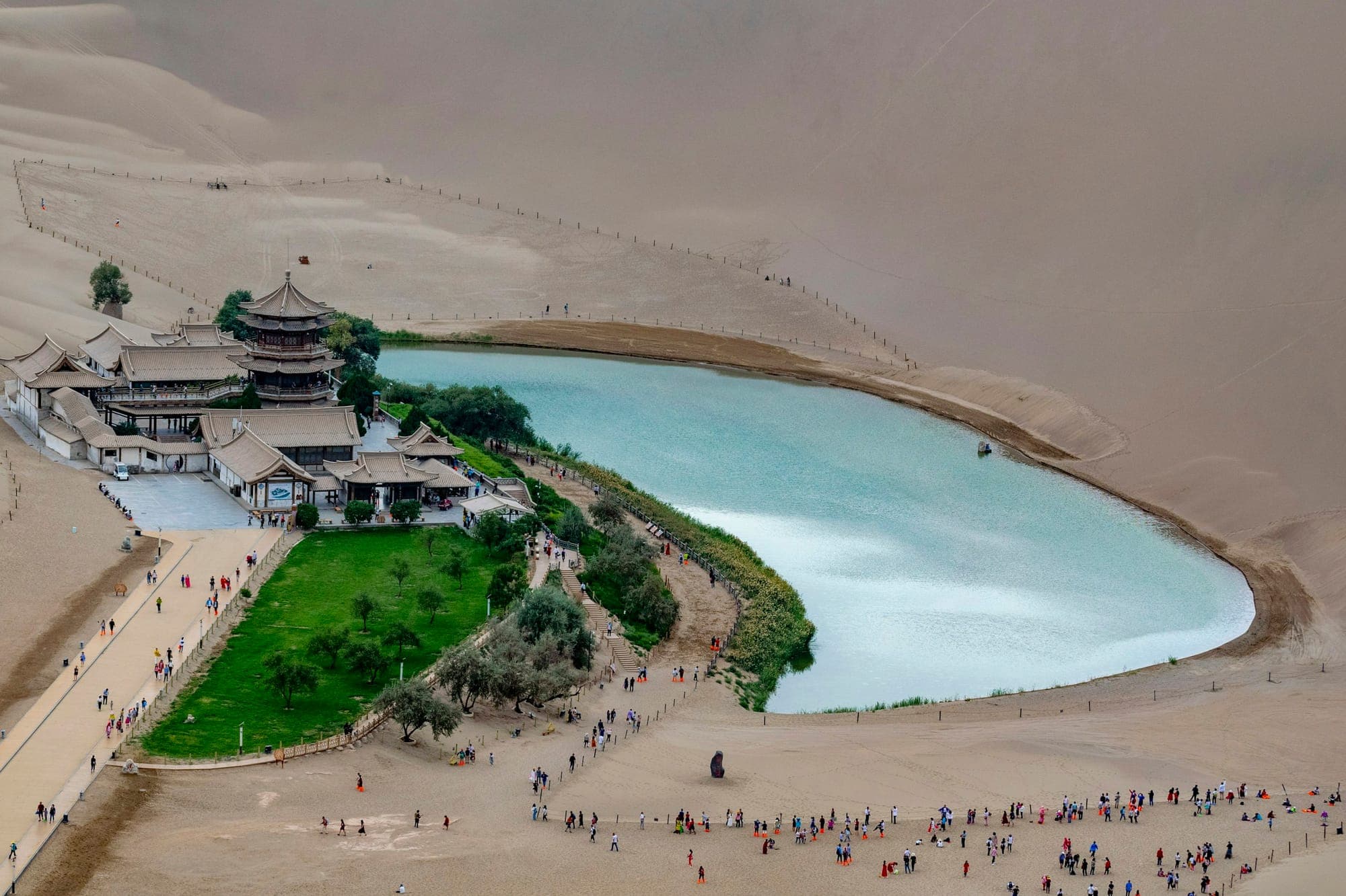 Crescent Lake y su templo entre las dunas de Mingsha Shan, Dunhuang