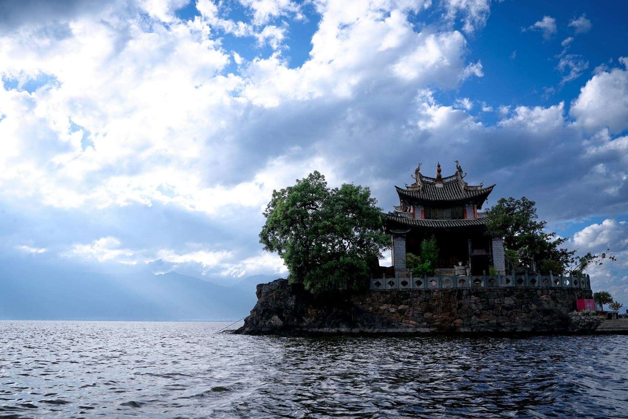 Un piccolo tempio su un'isola rocciosa nel lago Erhai, Dali