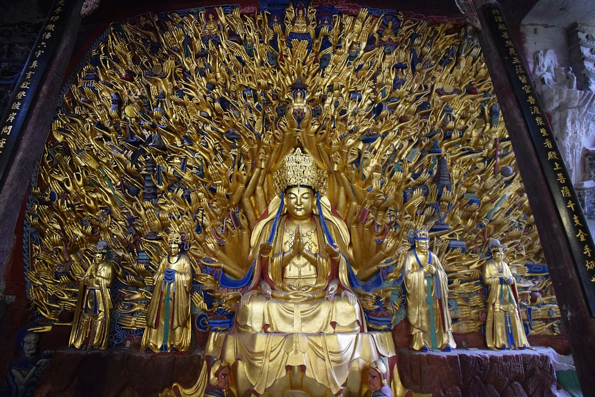 La statue dorée de Guanyin aux 1 000 mains dans les gravures rupestres de Dazu, Chongqing