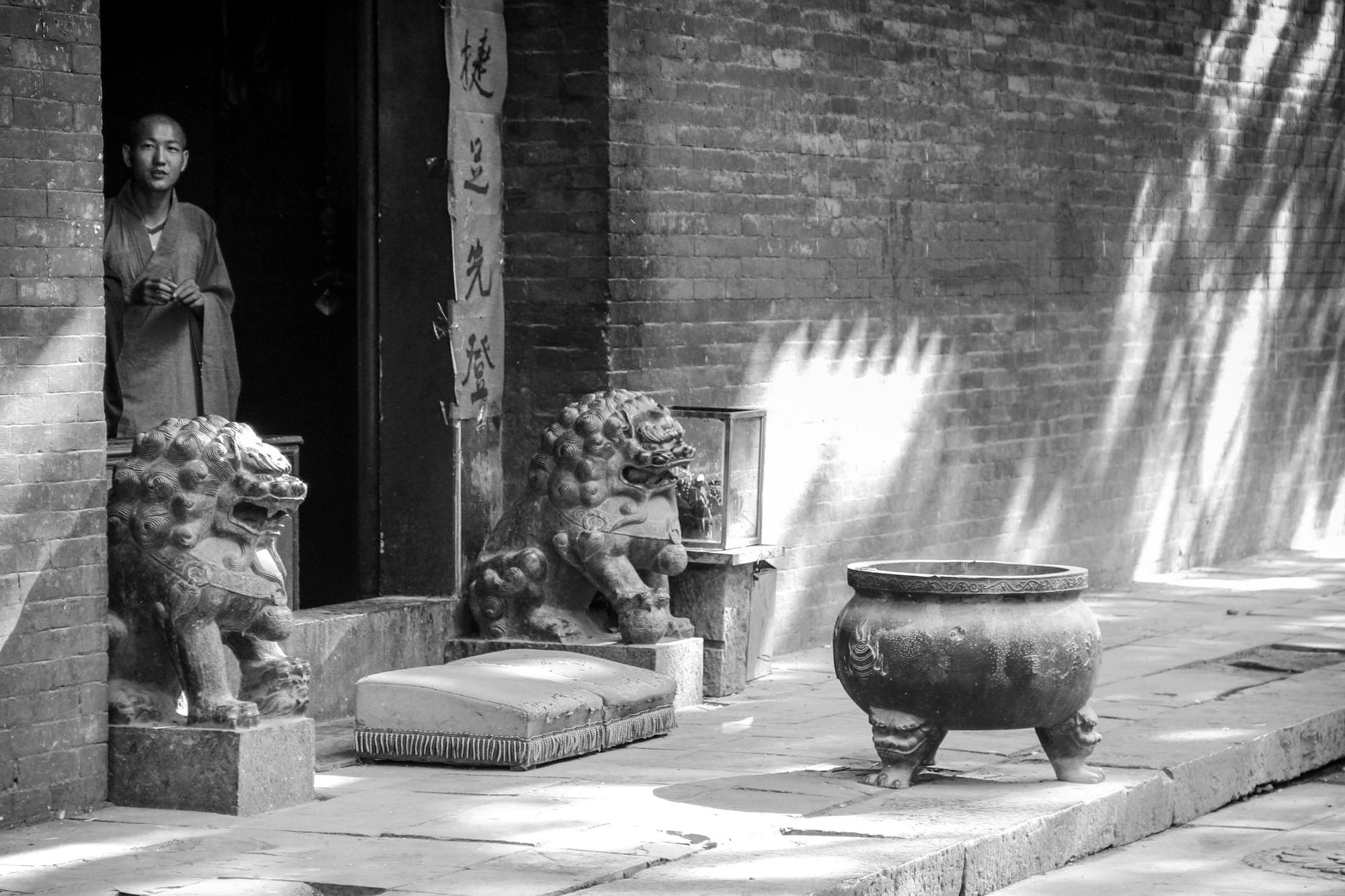 Leoni di pietra e un bruciatore d'incenso all'ingresso di un tempio a Dengfeng, Henan