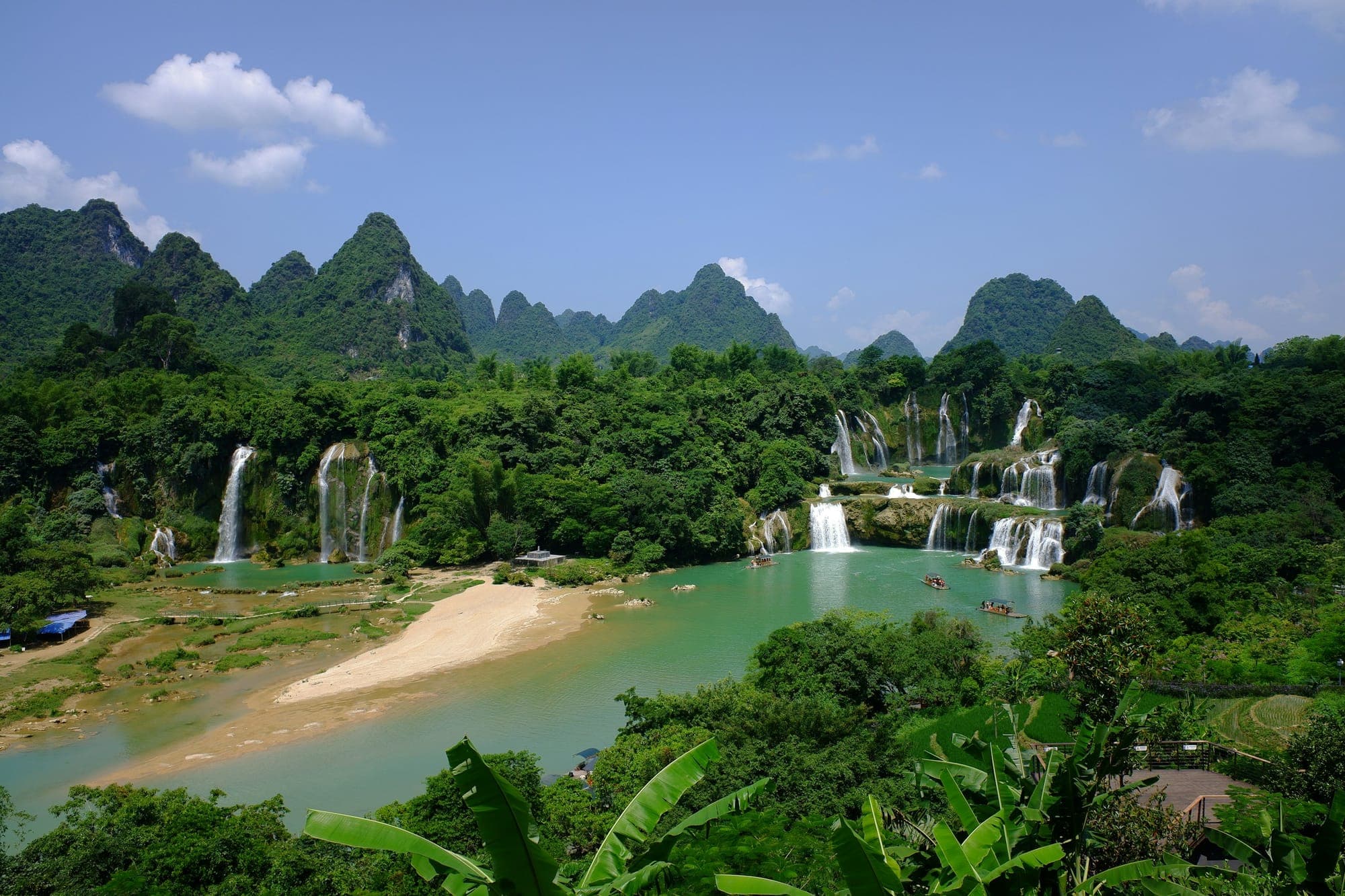 La cascada de Detian cayendo entre colinas kársticas, Guangxi