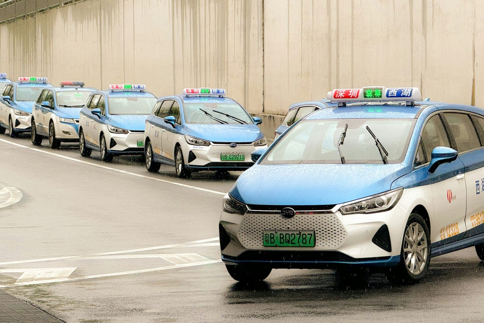 Una fila di taxi elettrici in attesa in una piazzola a Shenzhen