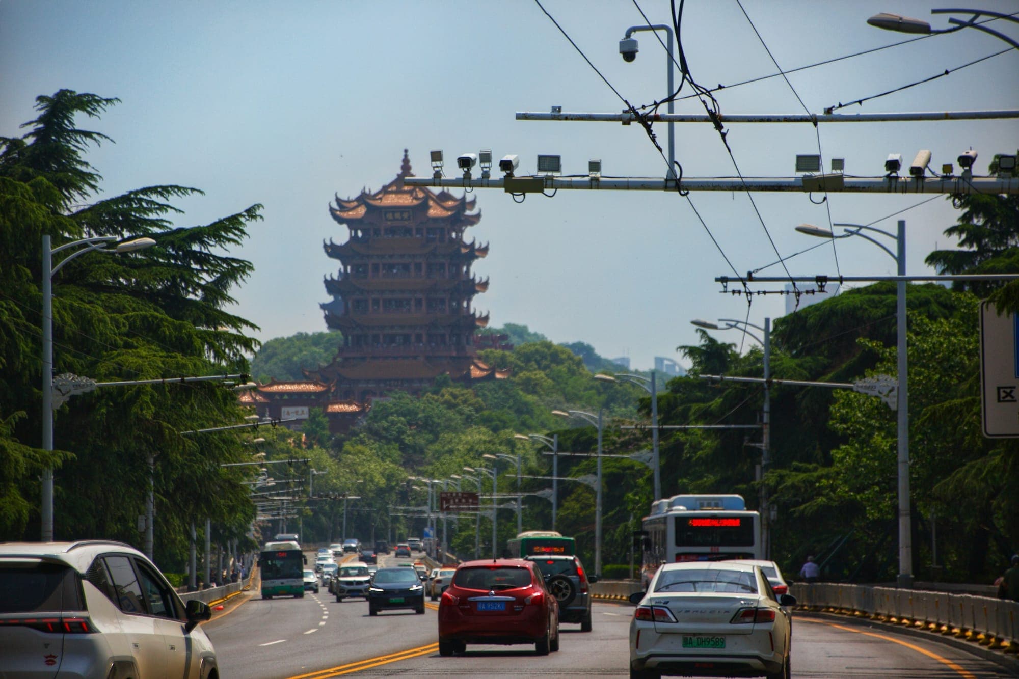 Verkehr auf einer Straße in Wuhan in Richtung Yellow Crane Tower