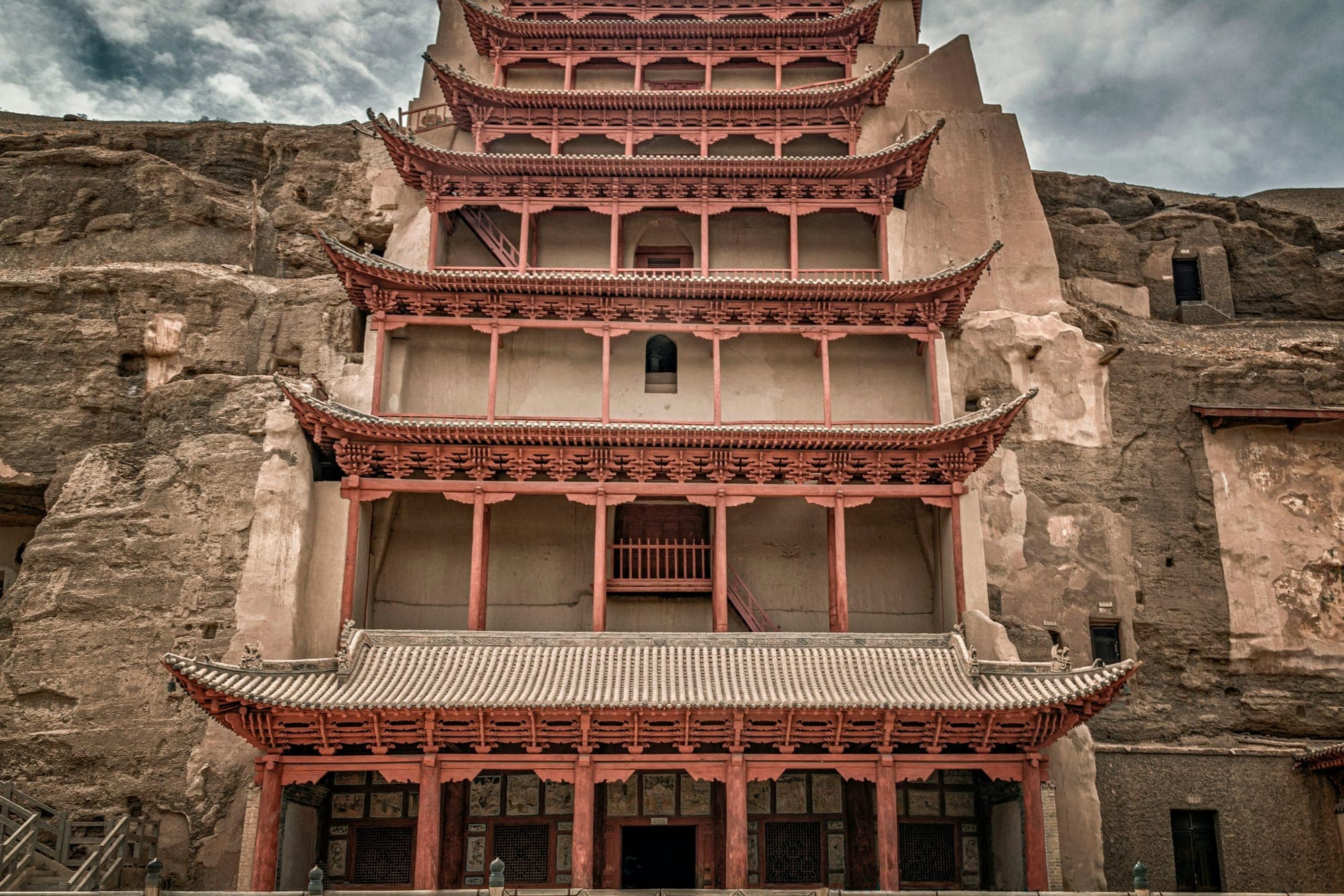 Die neunstöckige Pagodenfassade der Mogao-Grotten in Dunhuang