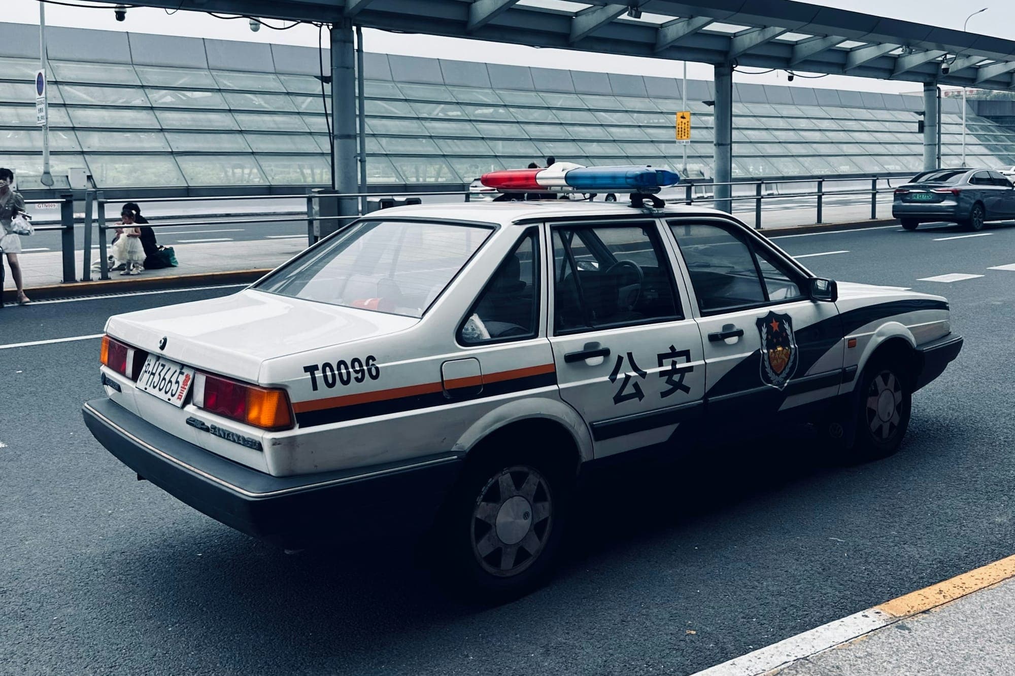 Une voiture de police garée au bord d'une rue à Shanghai