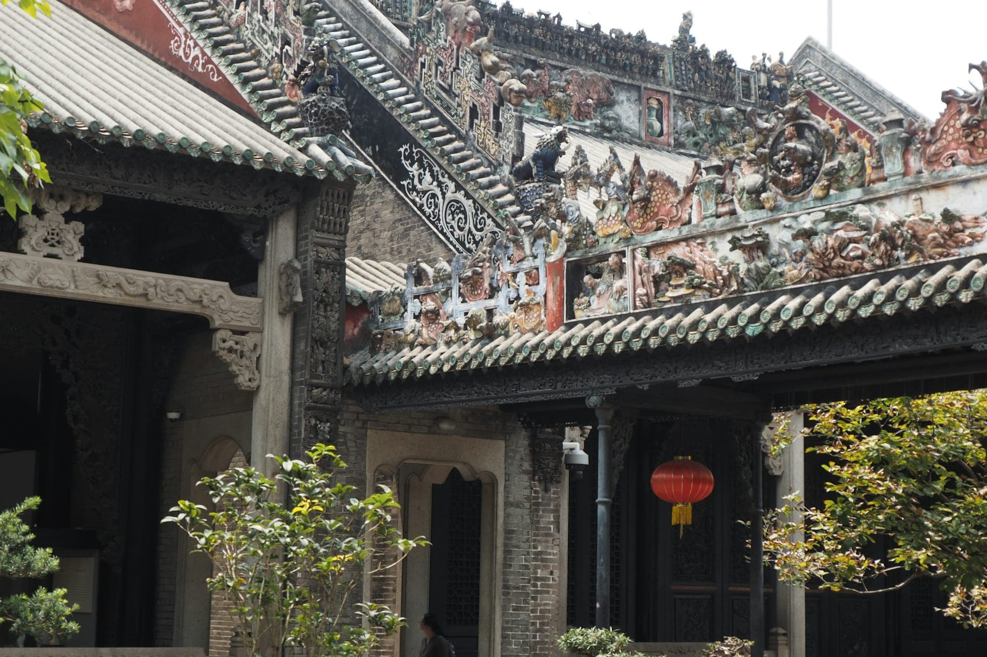 Faîtages de toit sculptés et ornés sur une salle ancestrale de style Lingnan