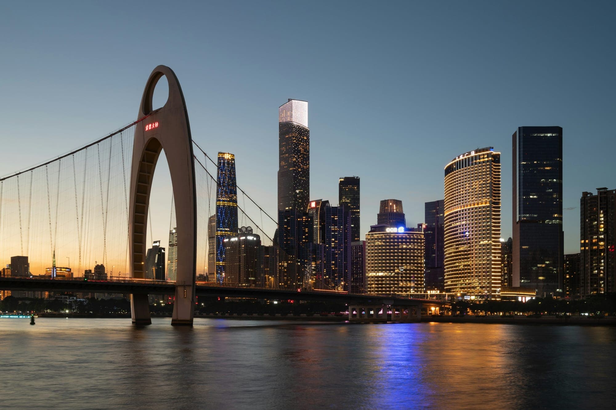 Skyline von Guangzhou am Pearl River in der Abenddämmerung