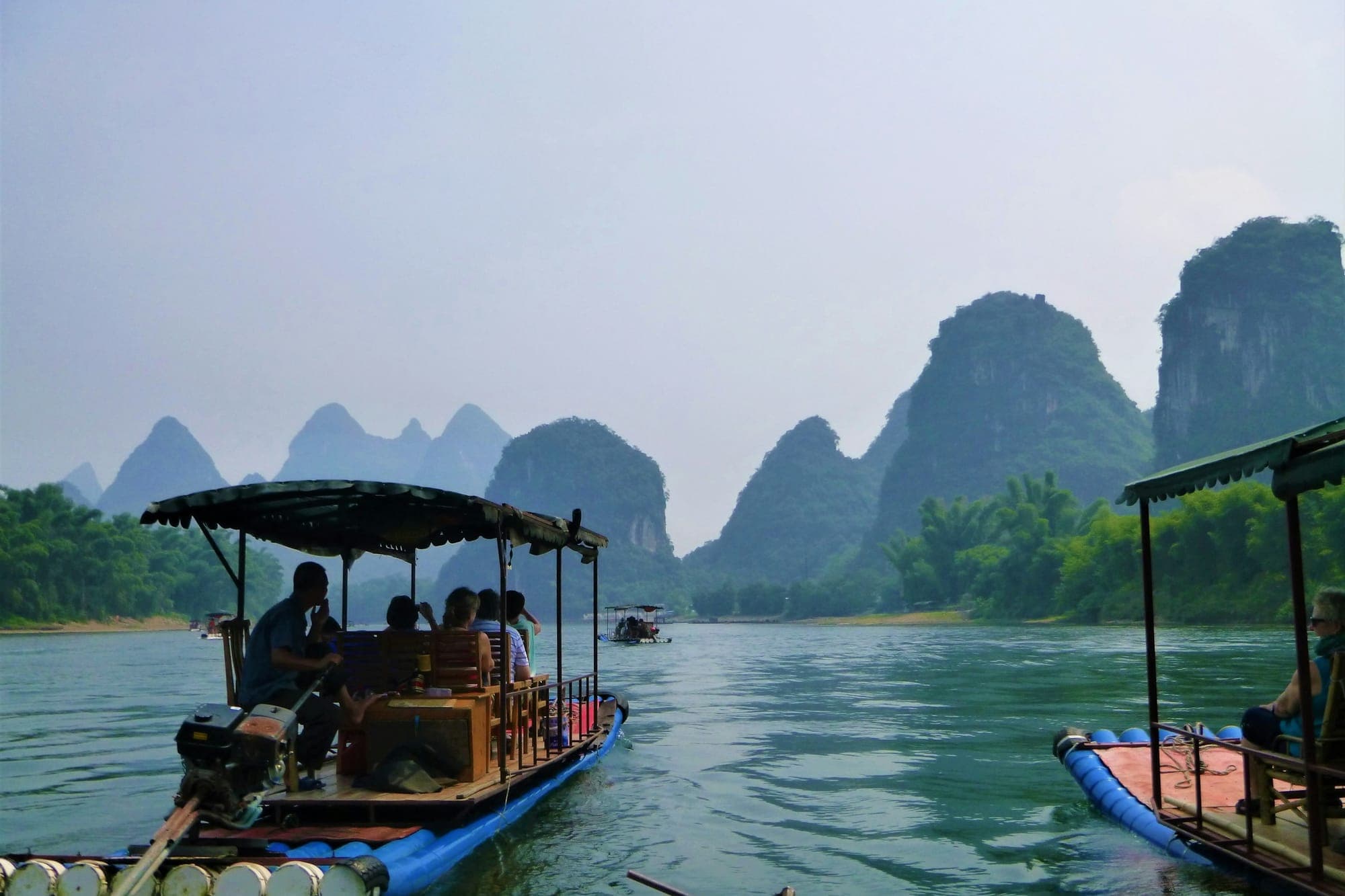 Ausflugsflöße auf dem Li-Fluss zwischen Karstbergen, Guilin