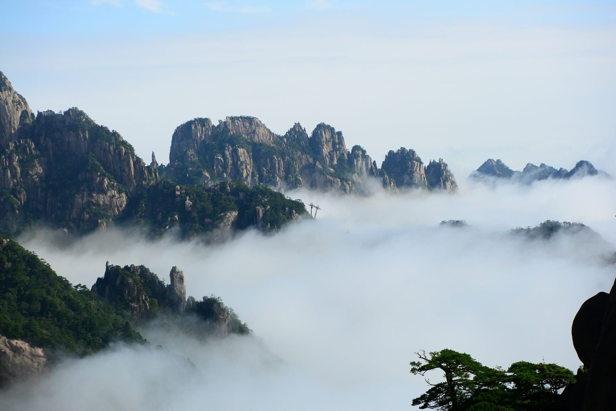 Les sommets granitiques de Huangshan émergent d'une mer de nuages
