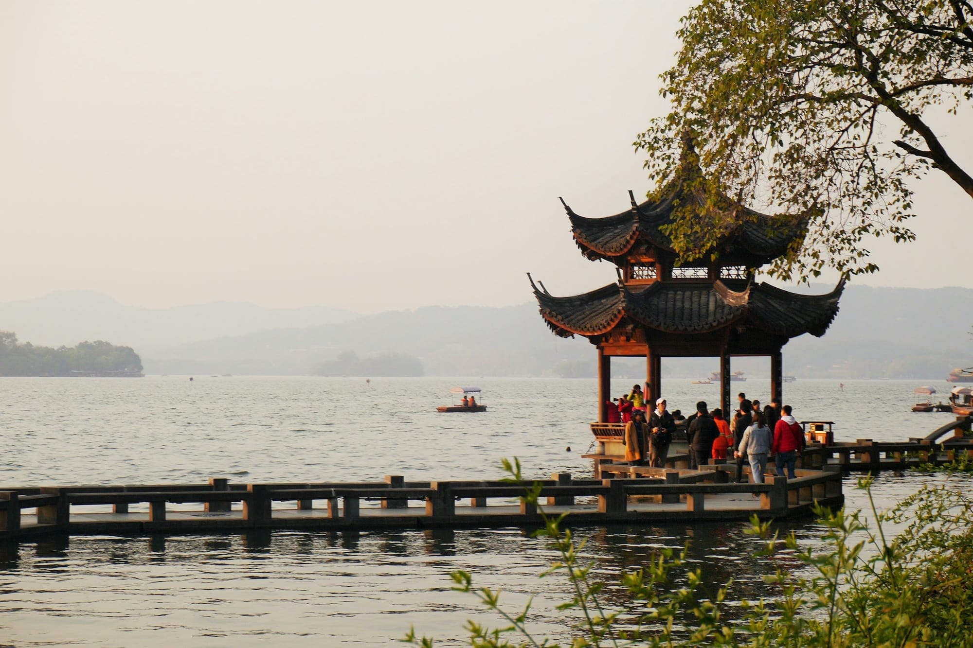Pavillon auf einem Steg über dem Westsee in Hangzhou