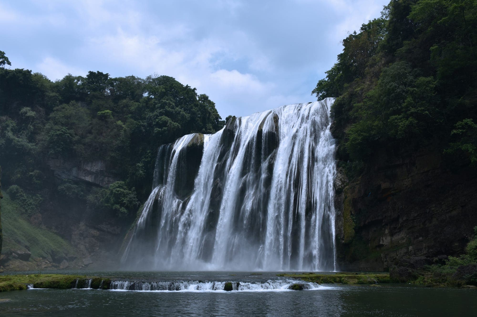 Cascade de Huangguoshu entre des falaises boisées, Guizhou