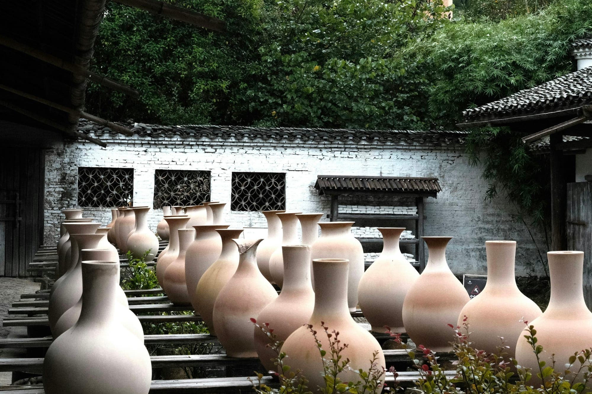 Reihen ungebrannter Porzellanvasen auf einem Brennofengelände in Jingdezhen