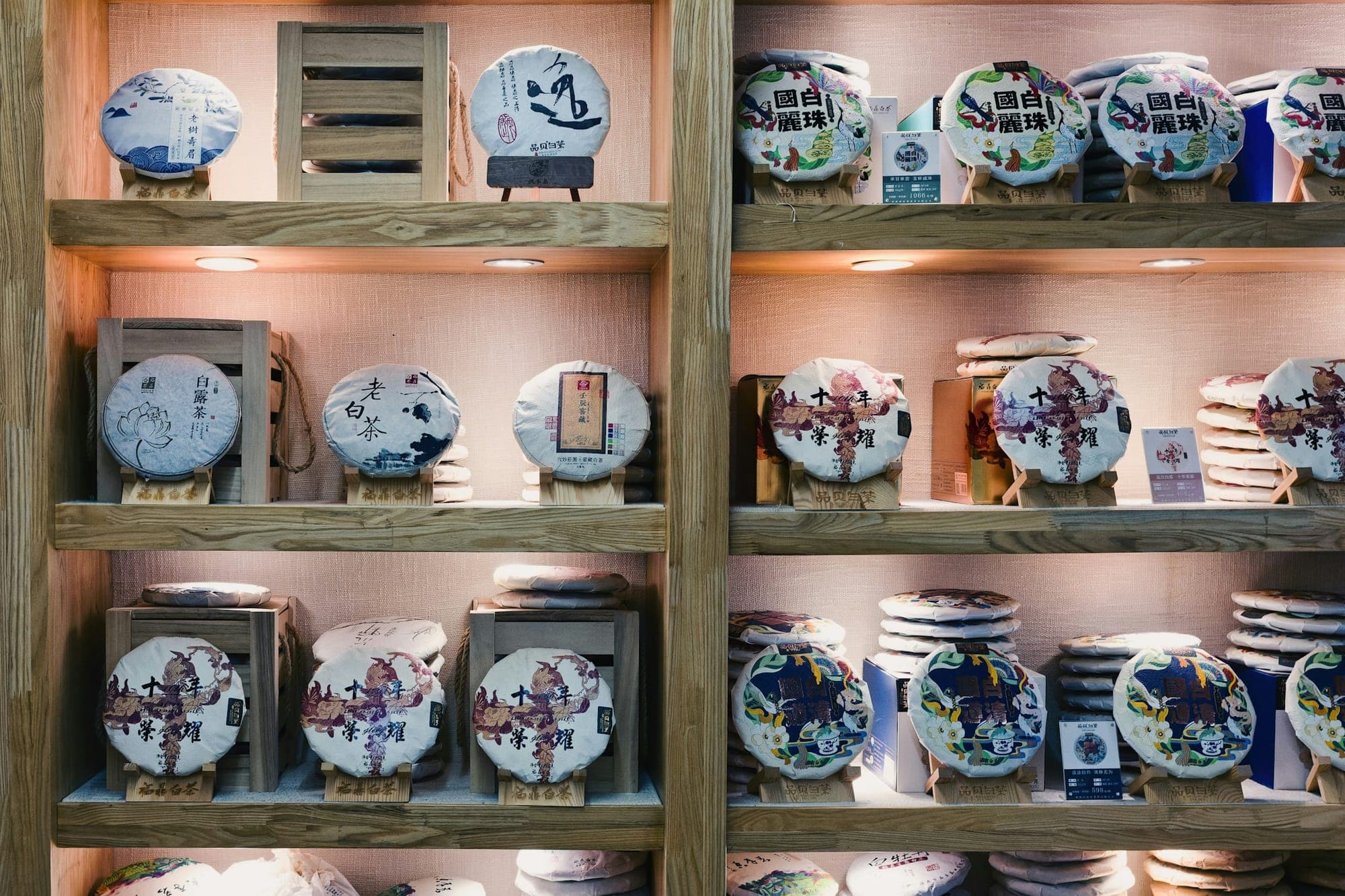 Galettes de thé Pu'er emballées sur les étagères d'une boutique de thé