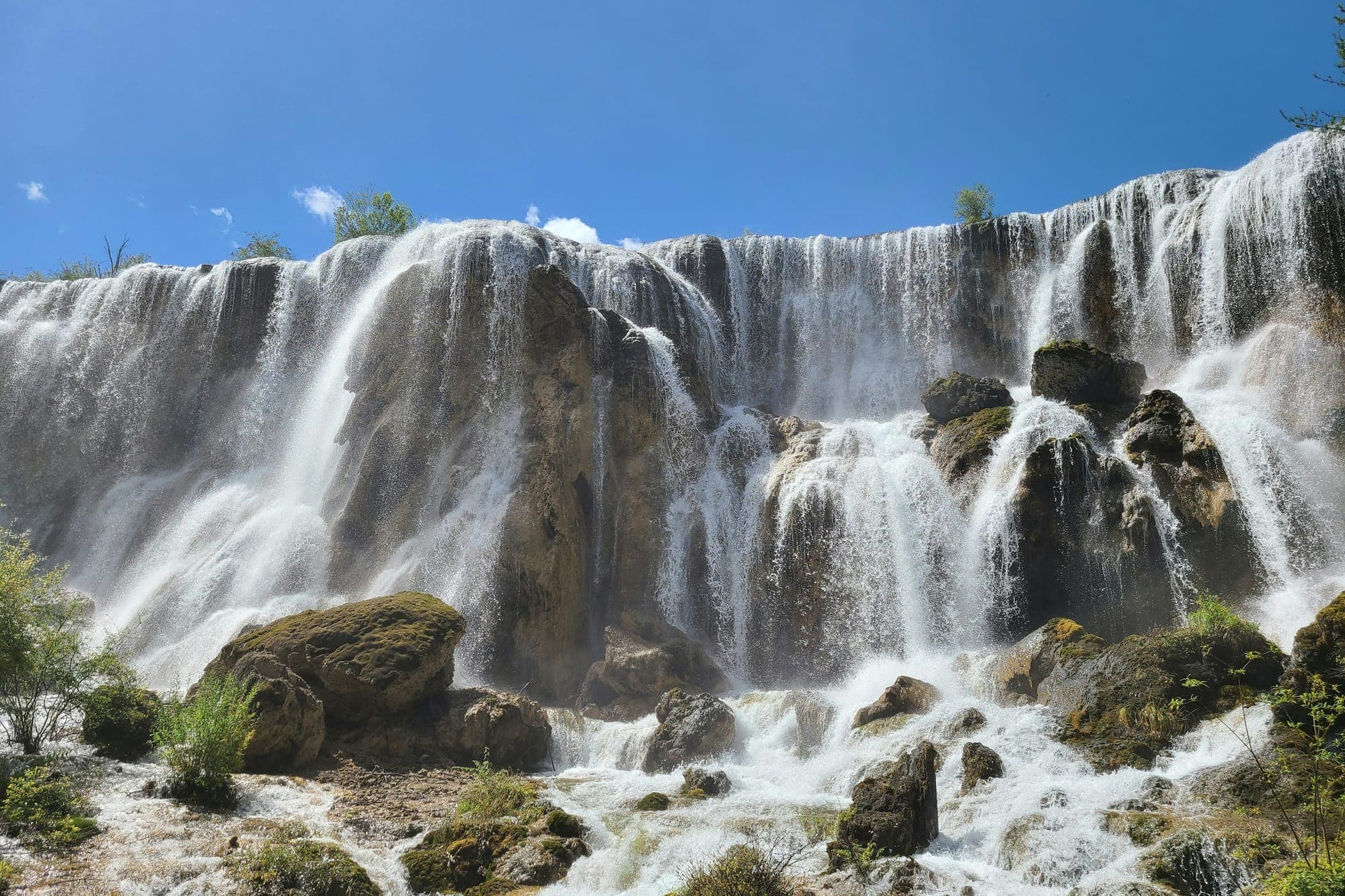 La cascada Pearl Shoal cayendo sobre travertino en el valle de Jiuzhaigou