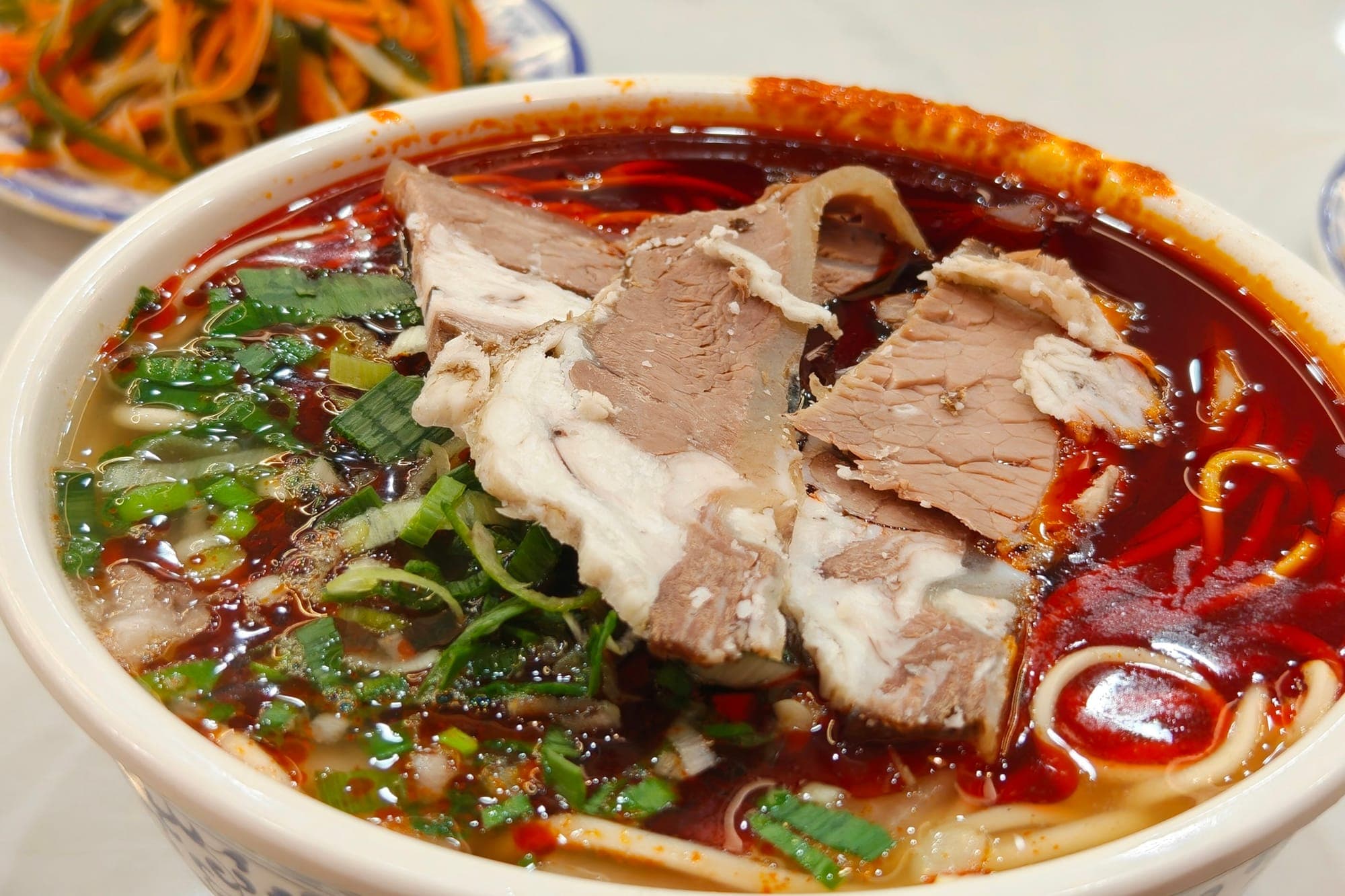 Eine Schale Lanzhou-Rindernudeln in Chili-Brühe