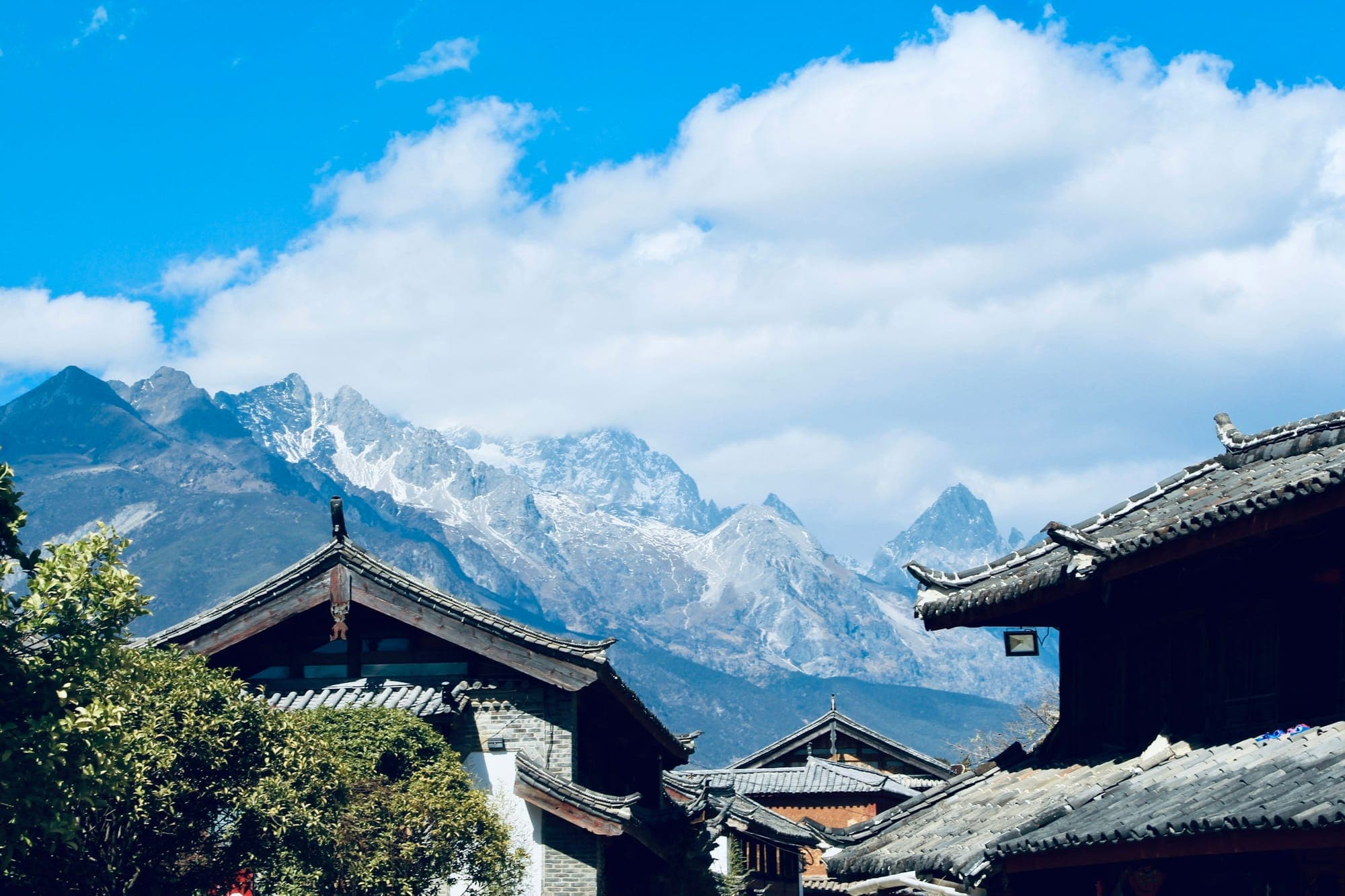 La Montagna del Drago di Giada sopra i tetti di Lijiang