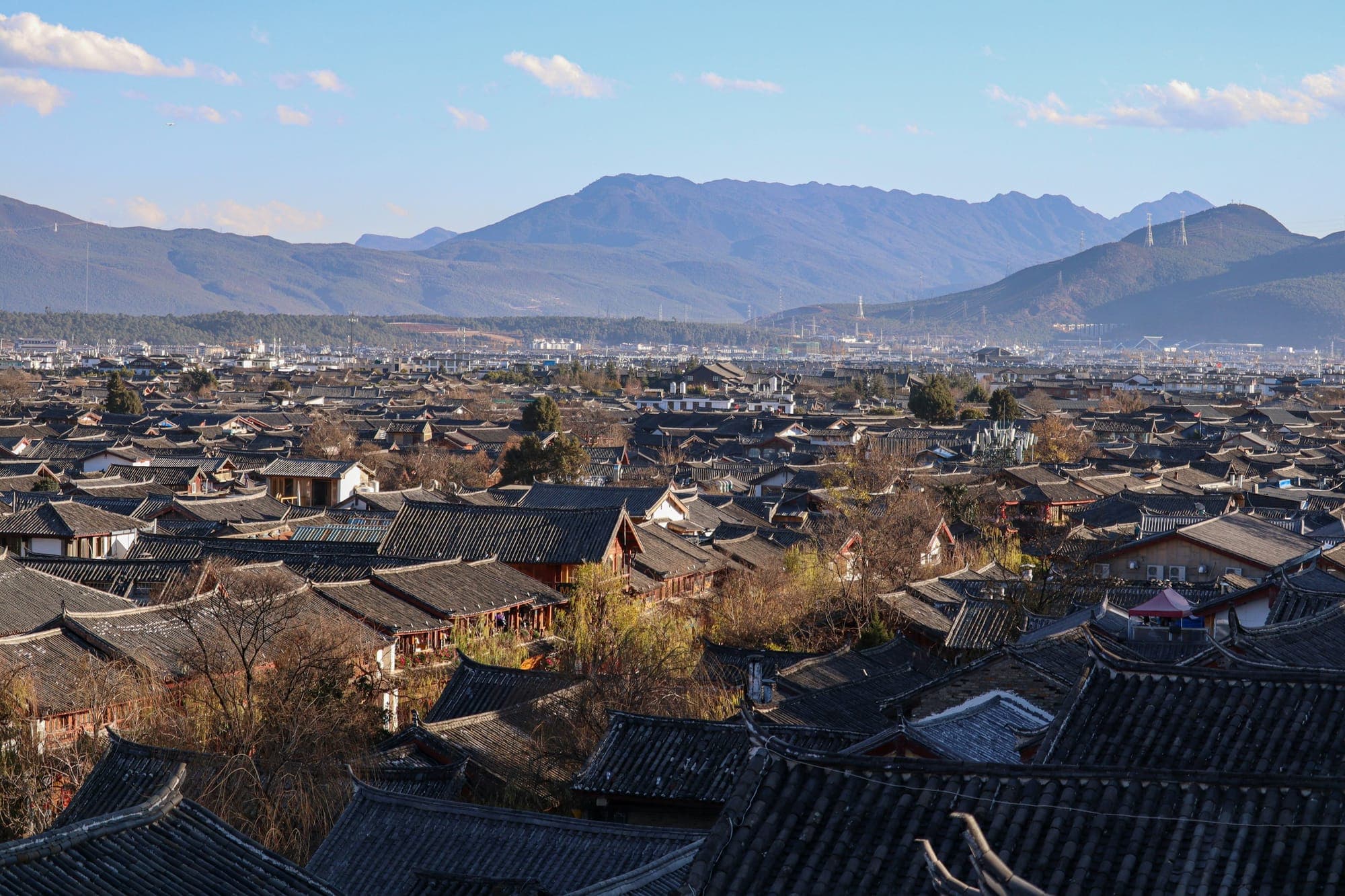 Die Ziegeldächer der Altstadt von Lijiang