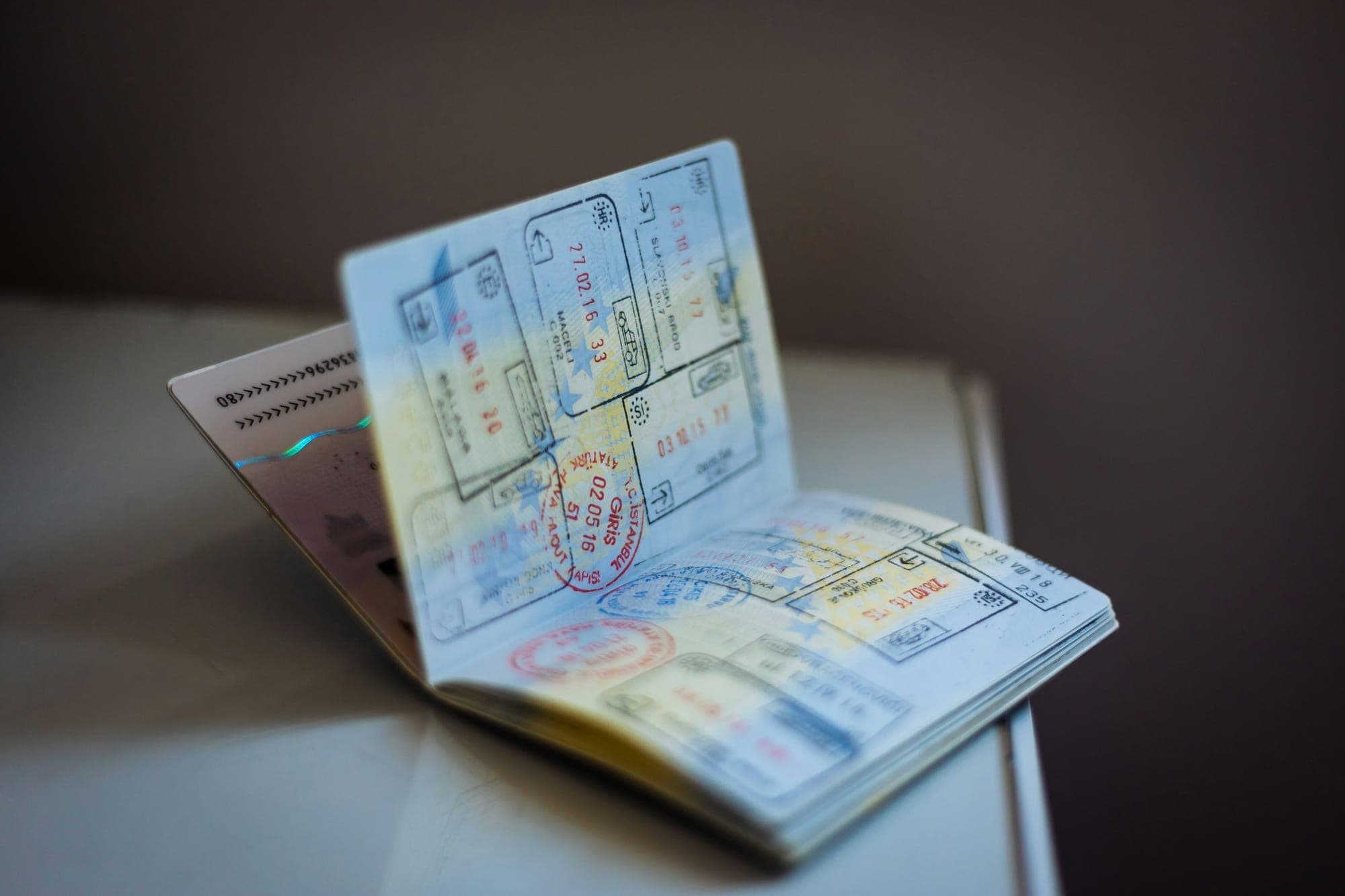 Ein geöffneter Reisepass mit Ein- und Ausreisestempeln