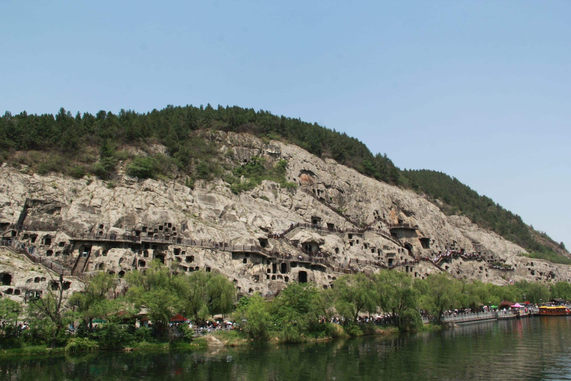 La falaise des grottes de Longmen, percée de cavités, au-dessus de la rivière Yi à Luoyang