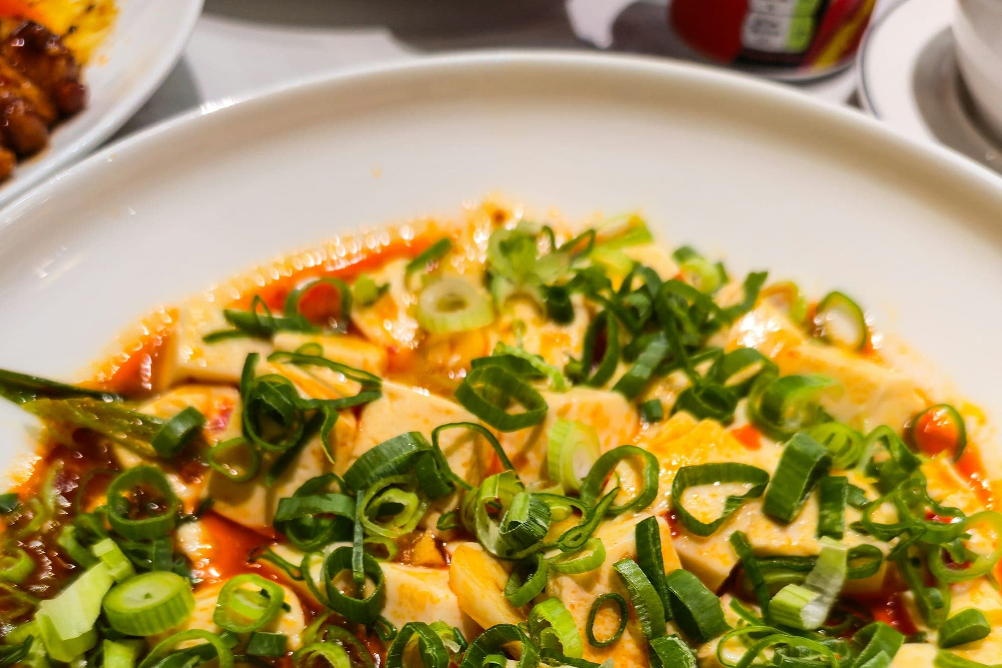 Mapo tofu: cubos de tofu blando en salsa roja de chile y frijol, con cebolleta