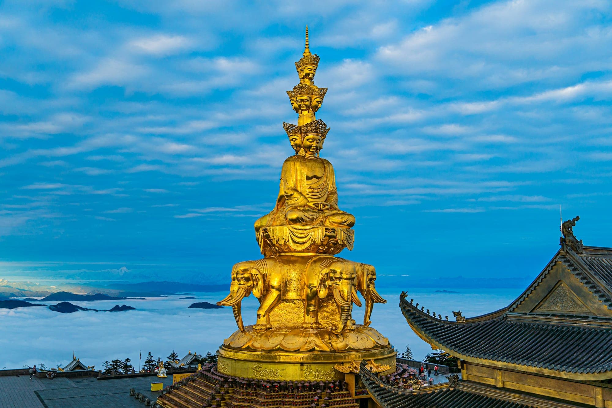 Die goldene Samantabhadra-Statue auf dem Golden Summit von Emei Shan