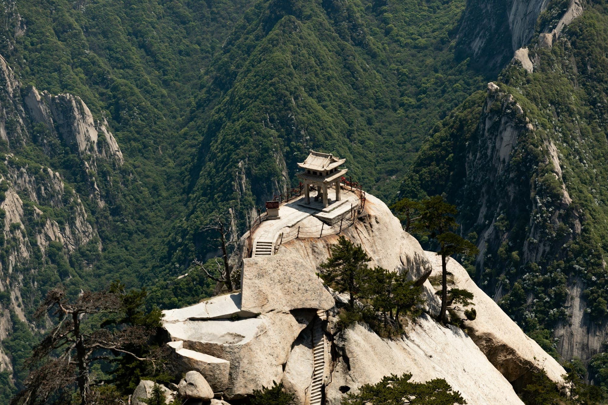 El Pabellón del Ajedrez sobre un saliente de granito en el monte Hua, Shaanxi