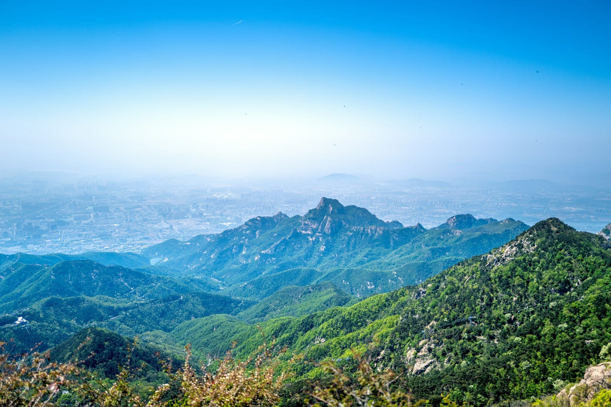 Die Grate des Mount Tai über der Ebene nahe Tai'an in Shandong