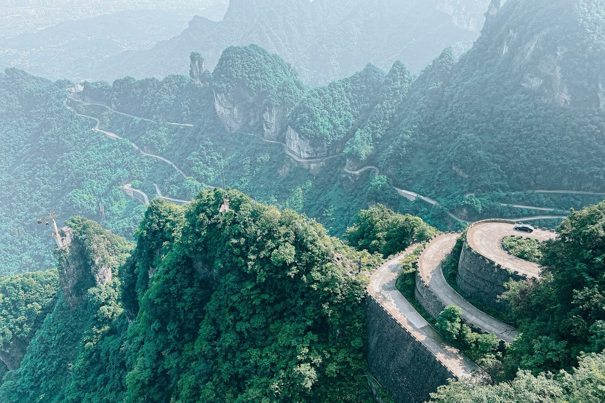 La route en lacets qui grimpe vers Tianmen Mountain, à Zhangjiajie