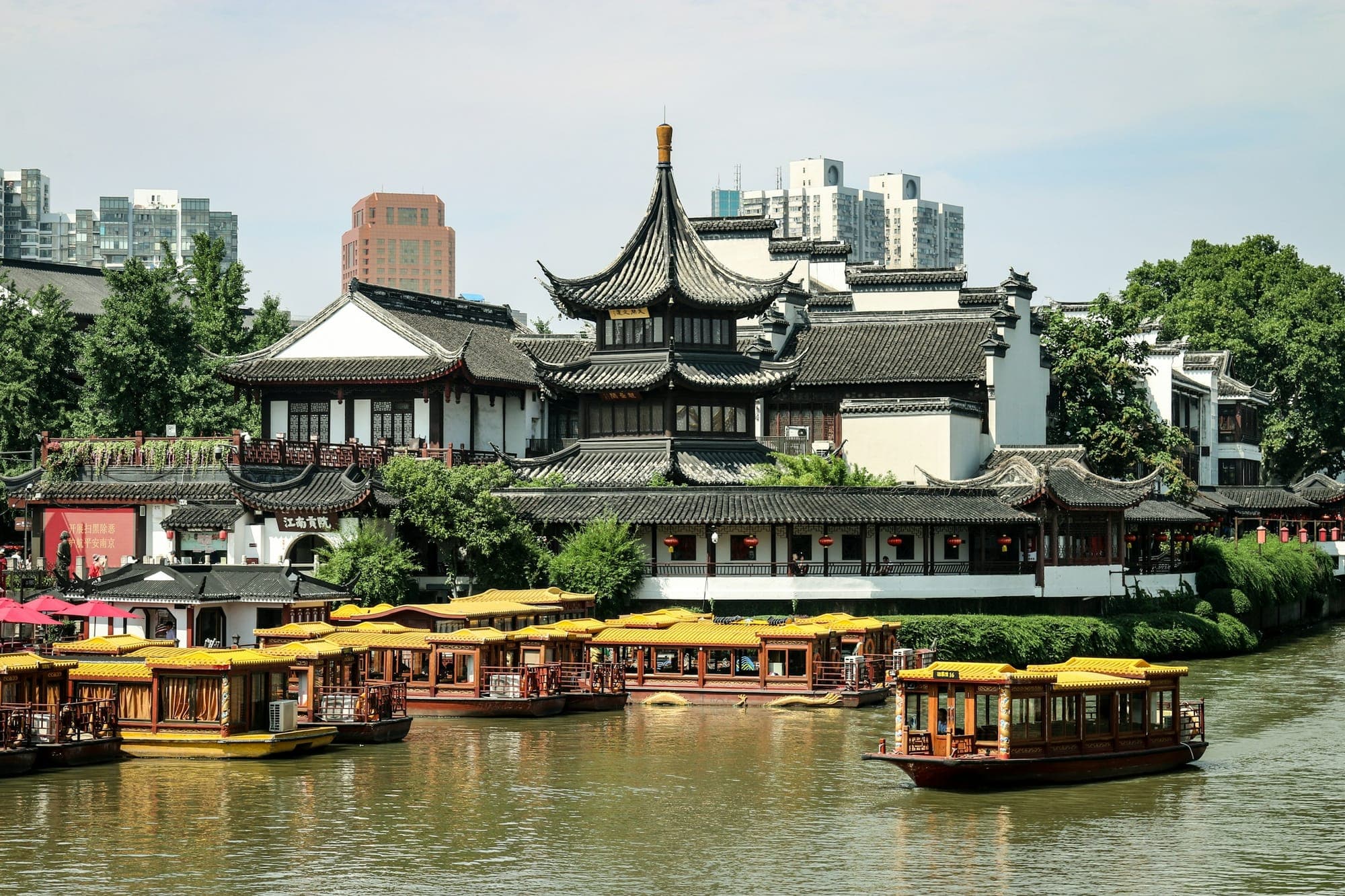 Bemalte Boote auf dem Qinhuai-Fluss am Konfuzius-Tempel in Nanjing