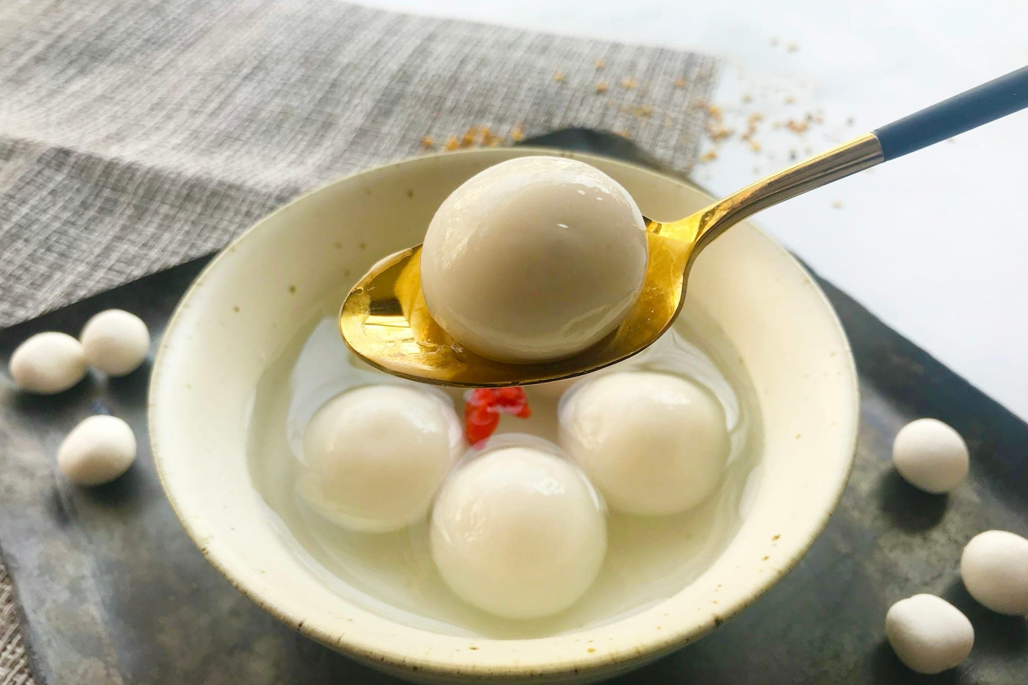 Tangyuan, palline di riso glutinoso, in una ciotola di zuppa dolce