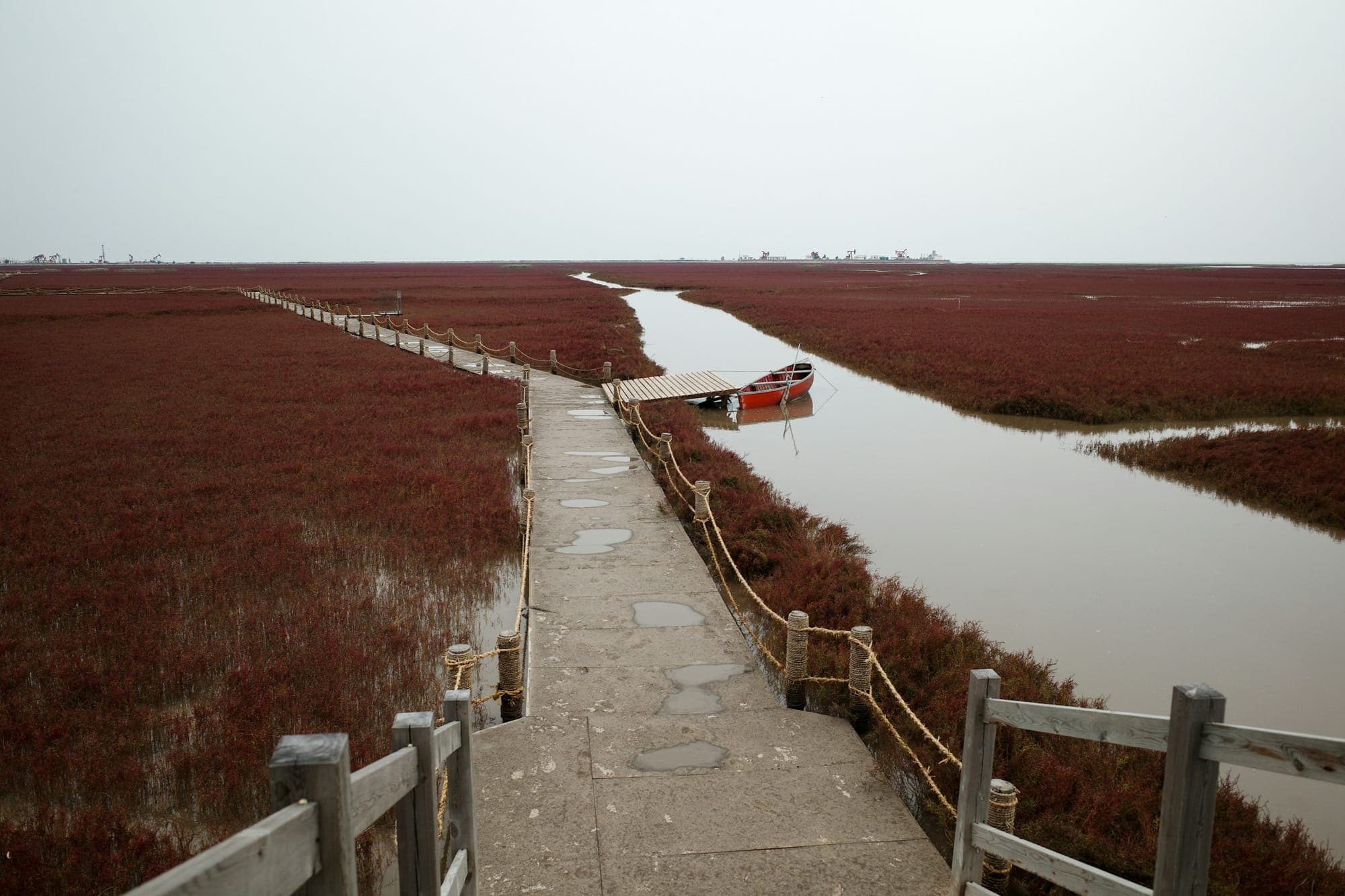 Una pasarela de madera a través de la sosa roja de la Playa Roja de Panjin, Liaoning