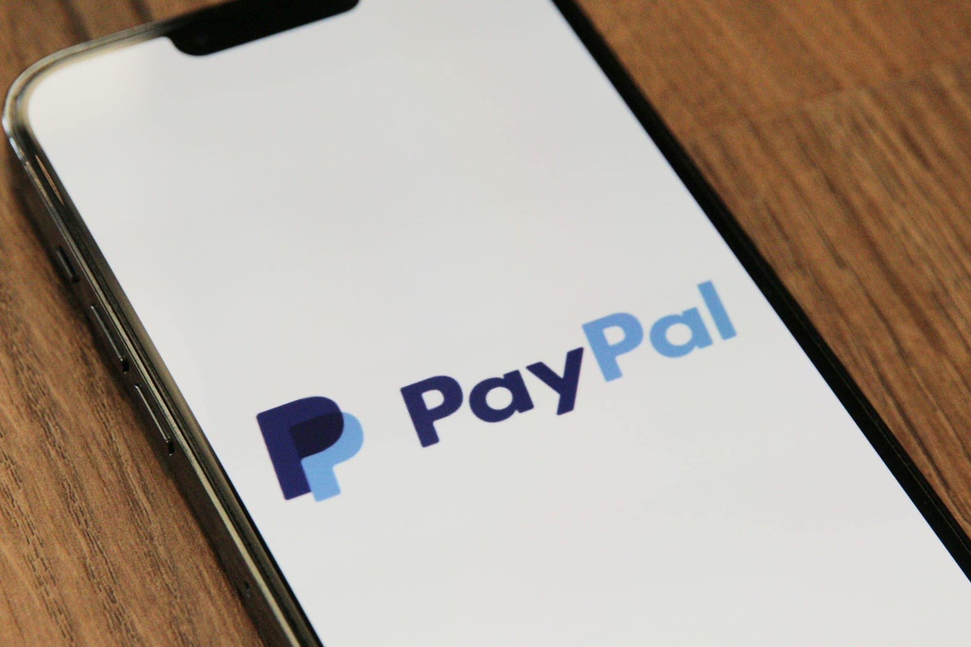 Écran de téléphone affichant le logo PayPal