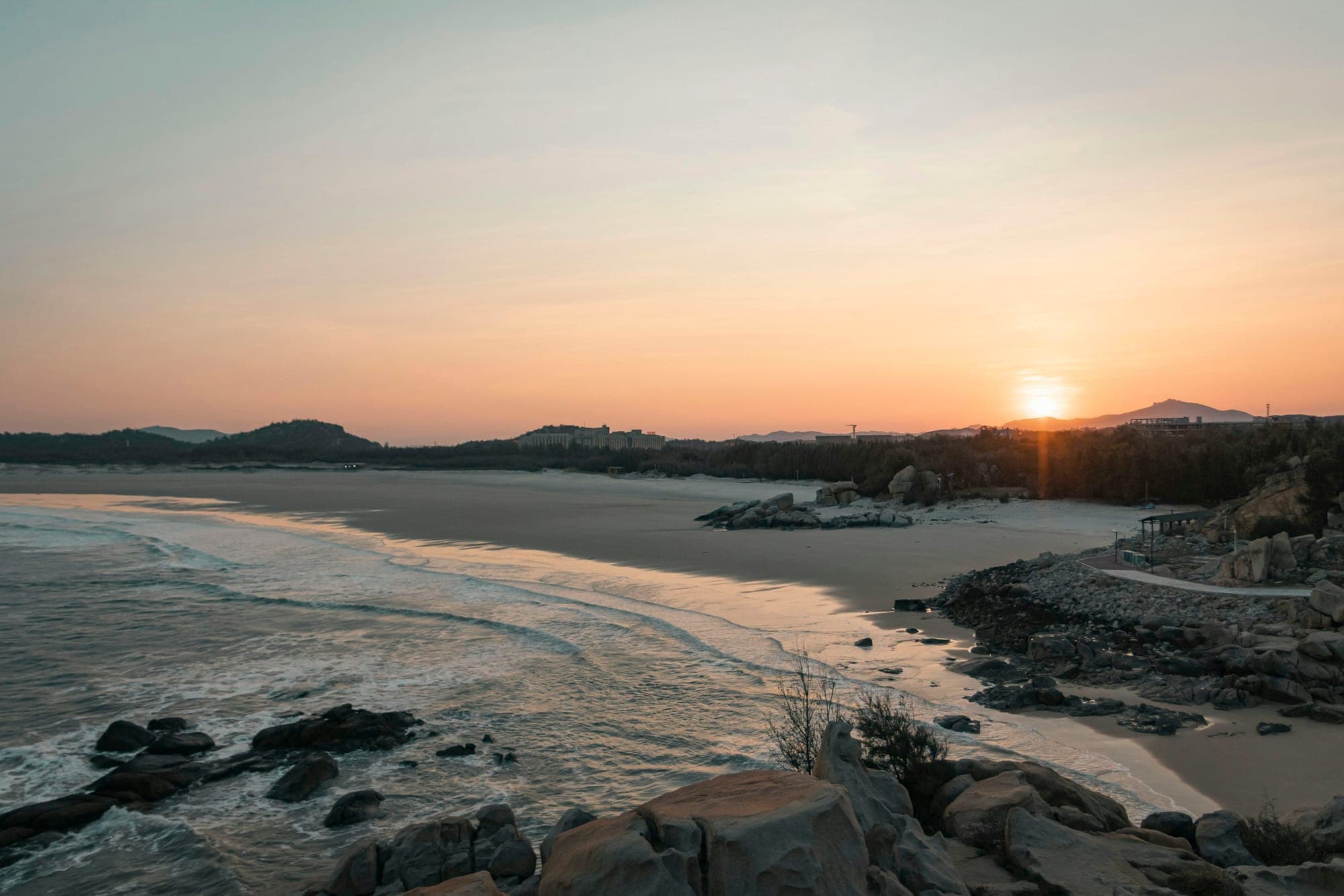 Atardecer sobre una cala rocosa en la isla de Pingtan, Fujian