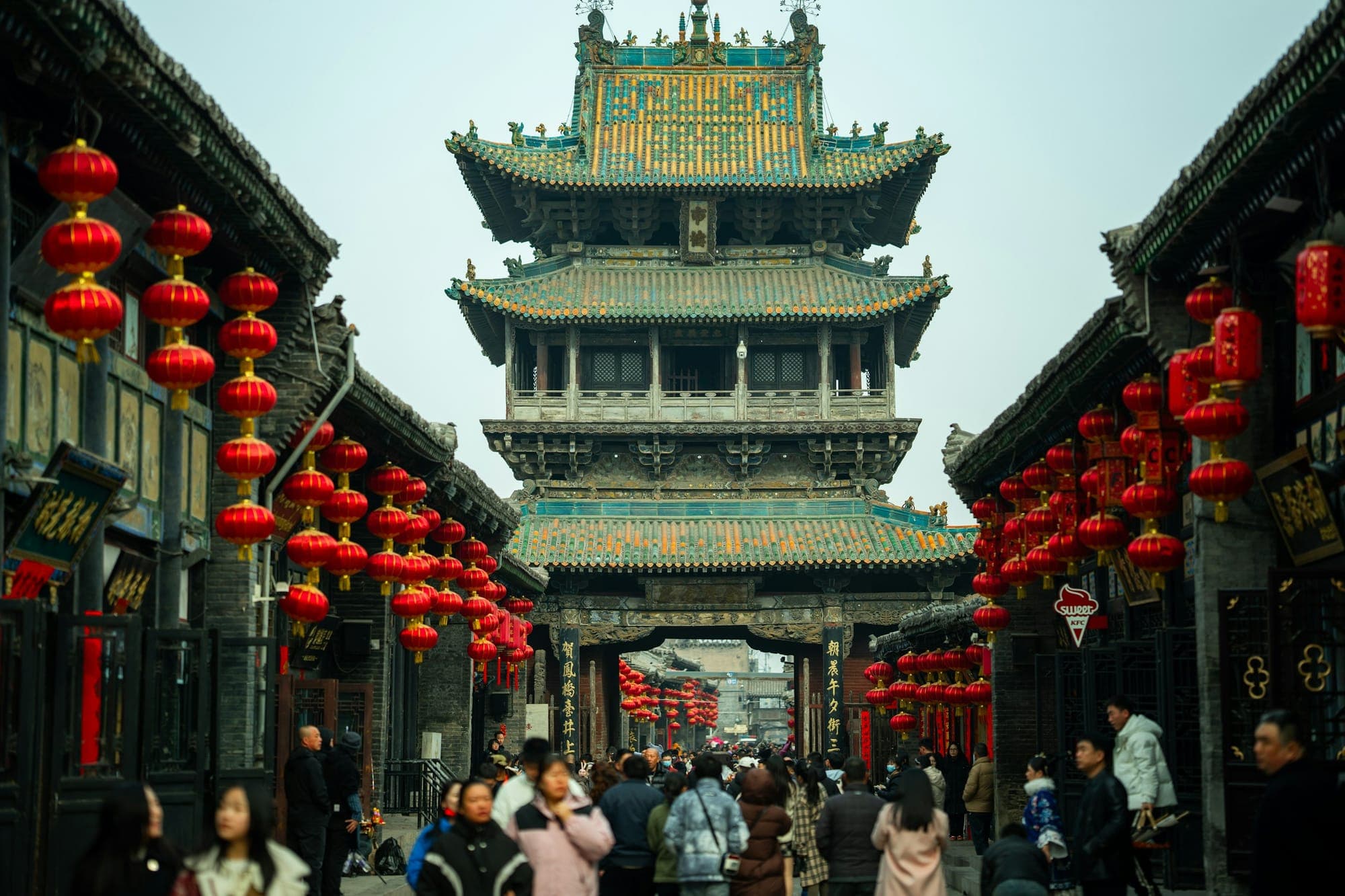 Lanternе rosse lungo una strada antica sotto la Torre del Mercato a Pingyao, Shanxi