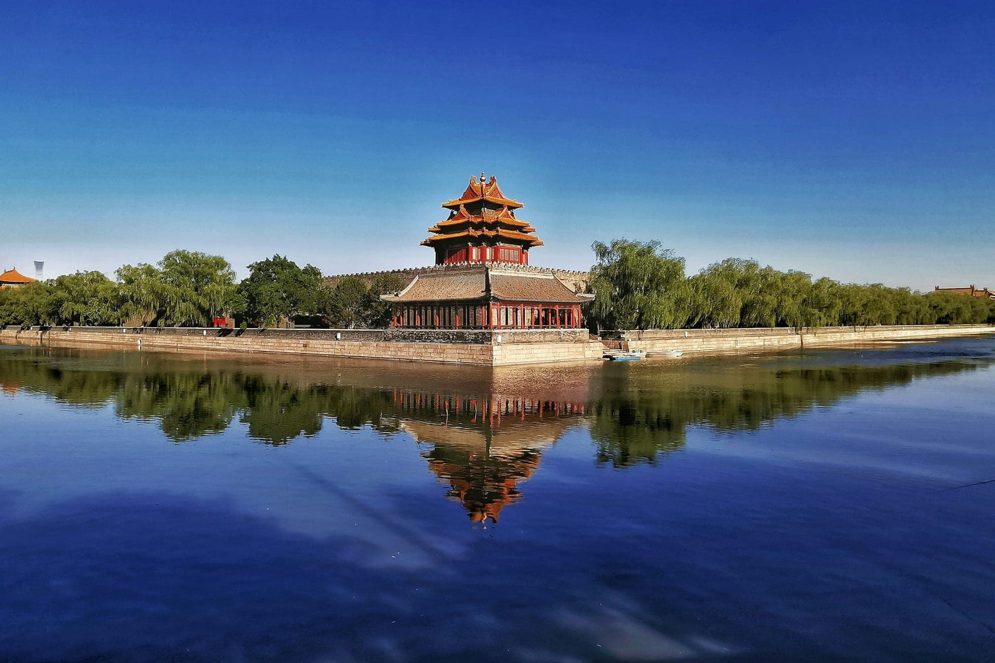 Ein Eckturm der Verbotenen Stadt spiegelt sich im Wassergraben, Peking