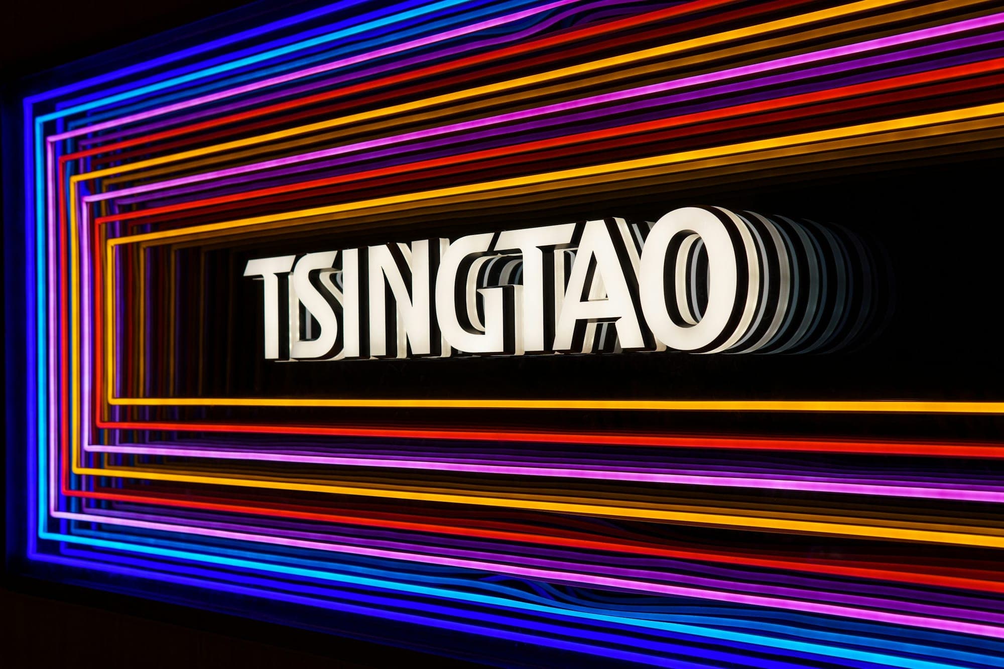 Eine Tsingtao-Leuchtreklame in Qingdao